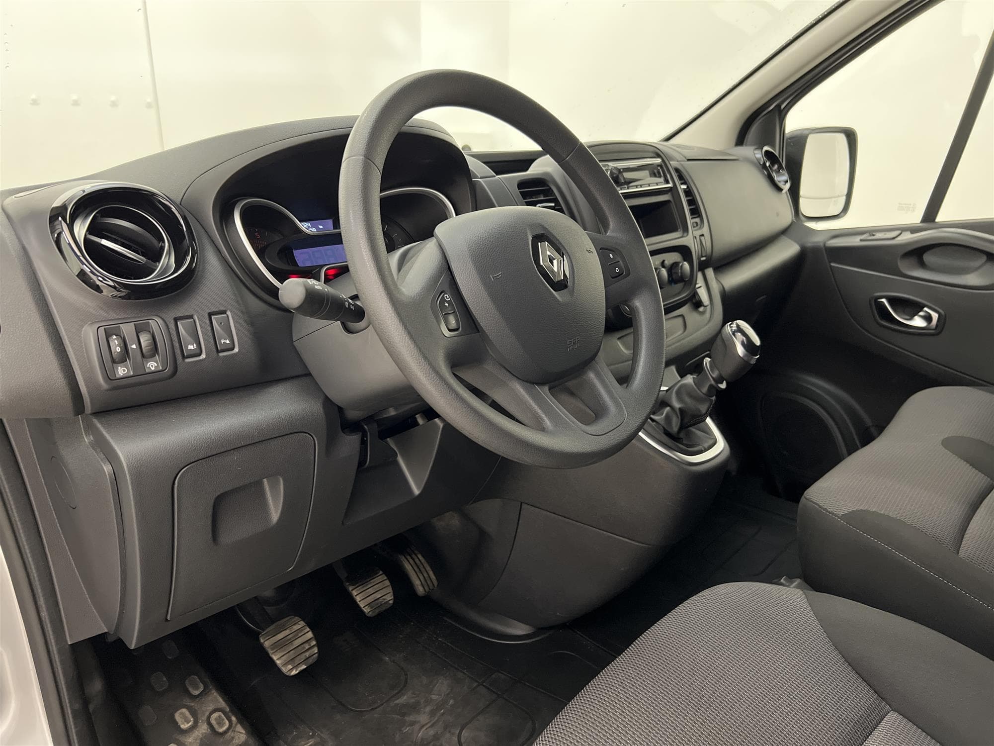 Renault Trafic 2.0dCi Dragkrok Kamera Moms 