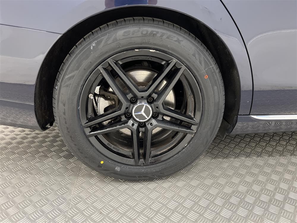 Mercedes-Benz E 220 d 194hk Widescreen Burmester Drag Naviinteriör