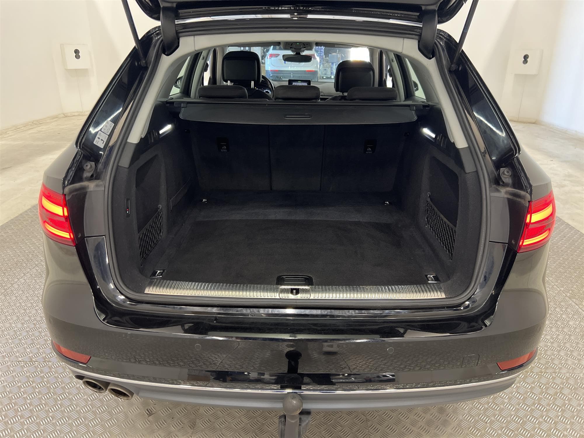 Audi A4 2.0 TDI Quattro 190hk D-Värmare Drag Audi Connect 