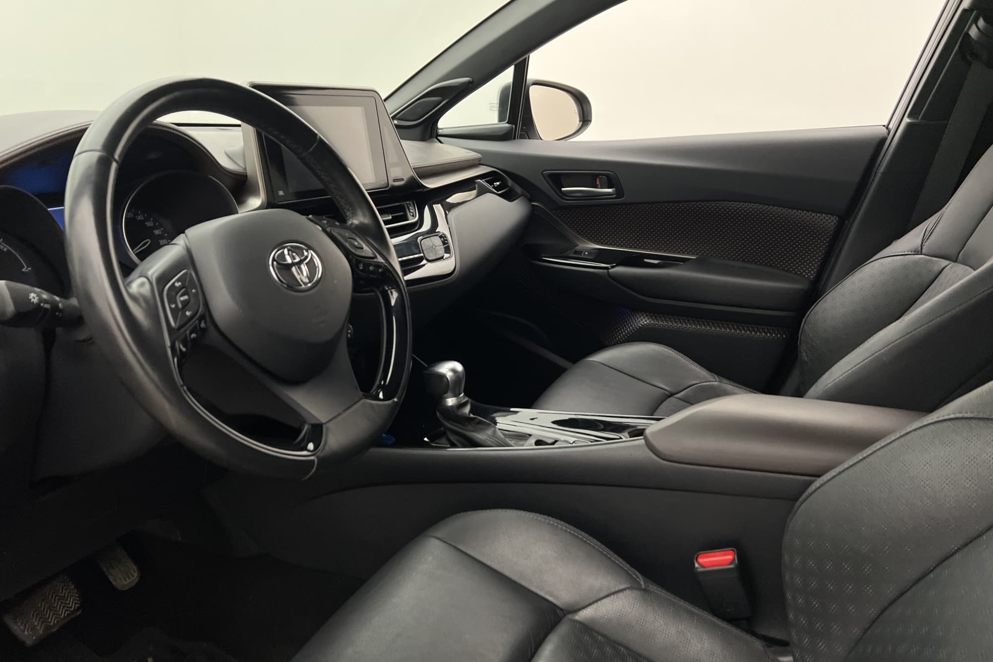 Toyota C-HR Hybrid 122hk Executive JBL Kamera Skinn Navi