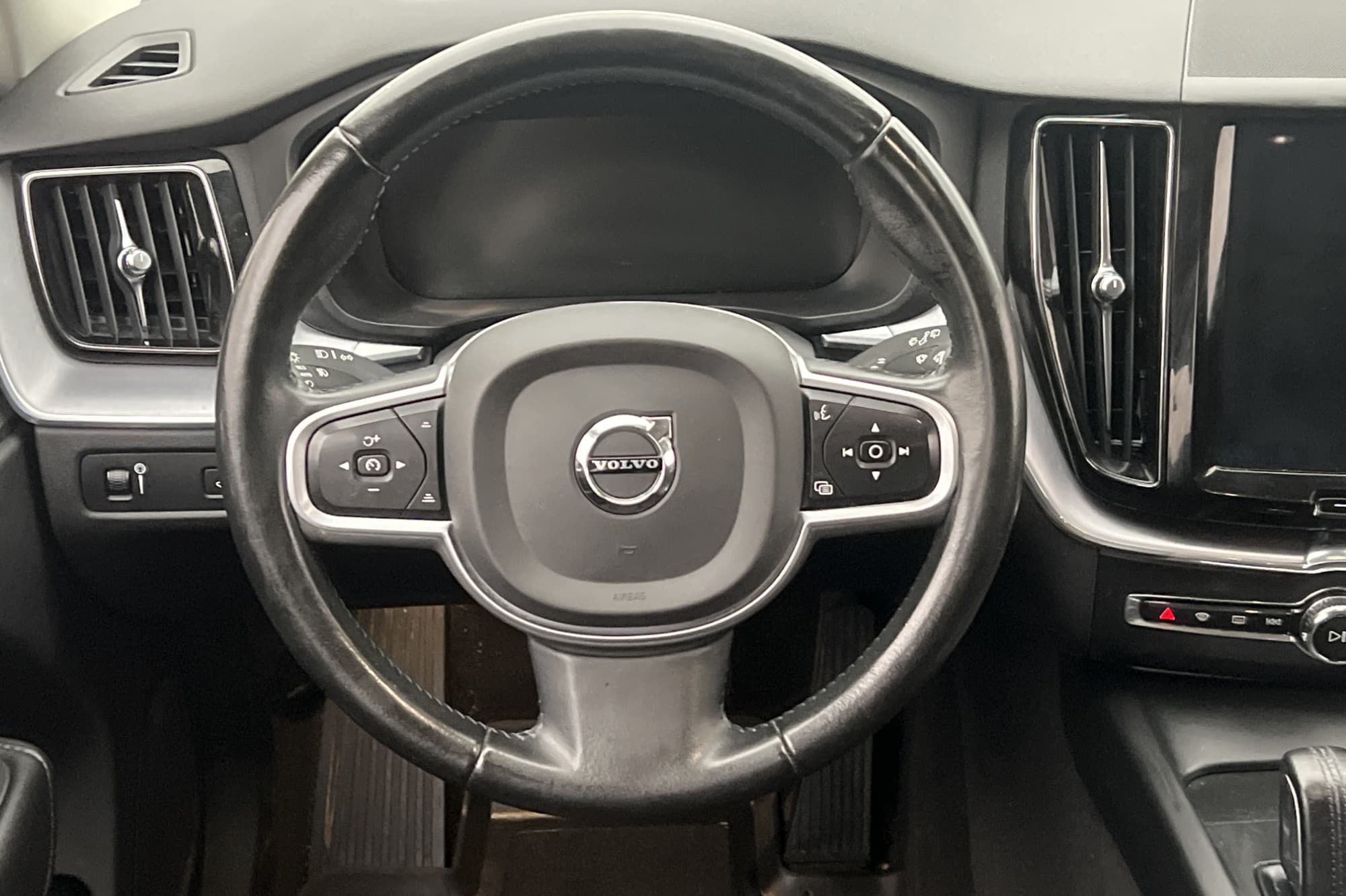 Volvo XC60 B4 AWD Momentum VOC Värm Kamera Navi CarPlay Drag