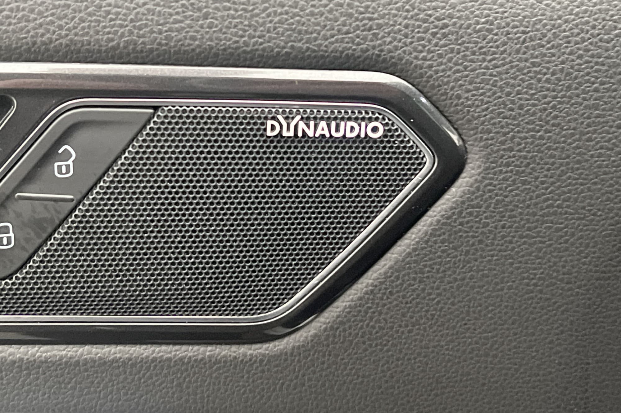 Volkswagen Tiguan  4M R Line Pano Dynaudio Värmare Cockpit