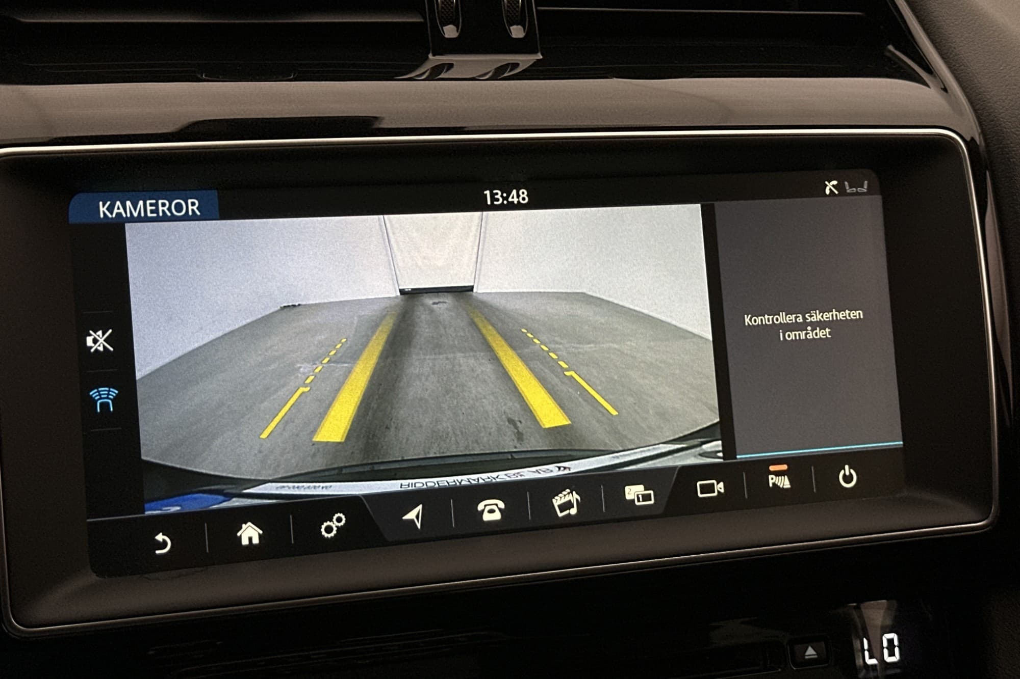 Jaguar F-Pace 25d AWD Portfolio Pano Meridian Kamera Skinn