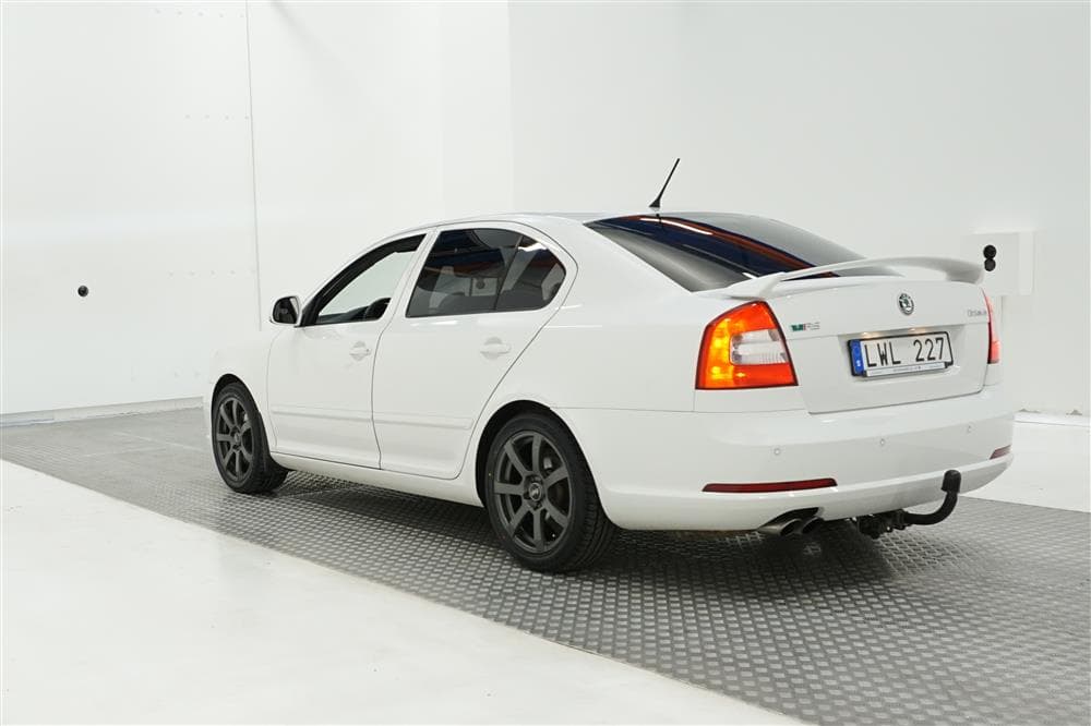 Skoda Octavia II RS 2.0 TSI 200hk Dragkrok Halvskinnexteriör