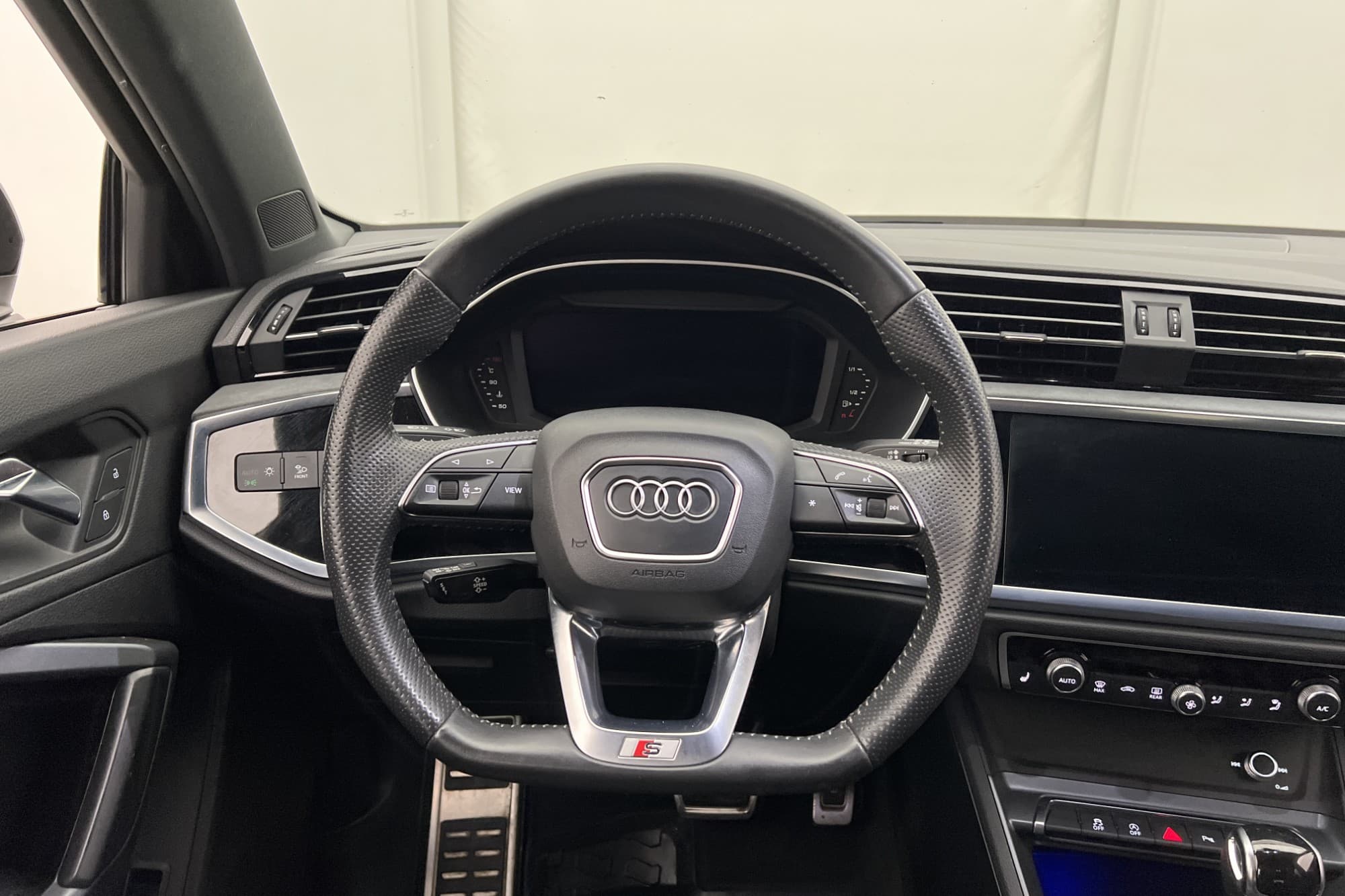 Audi Q3 40 TFSI Q S-Line Cockpit P-Värmare Ambient Dragkrok
