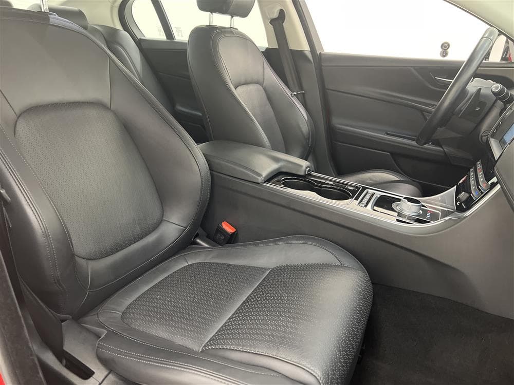 Jaguar XE 2.5T 240hk Navi B-kam Välservad Keyless 0,75l/milinteriör