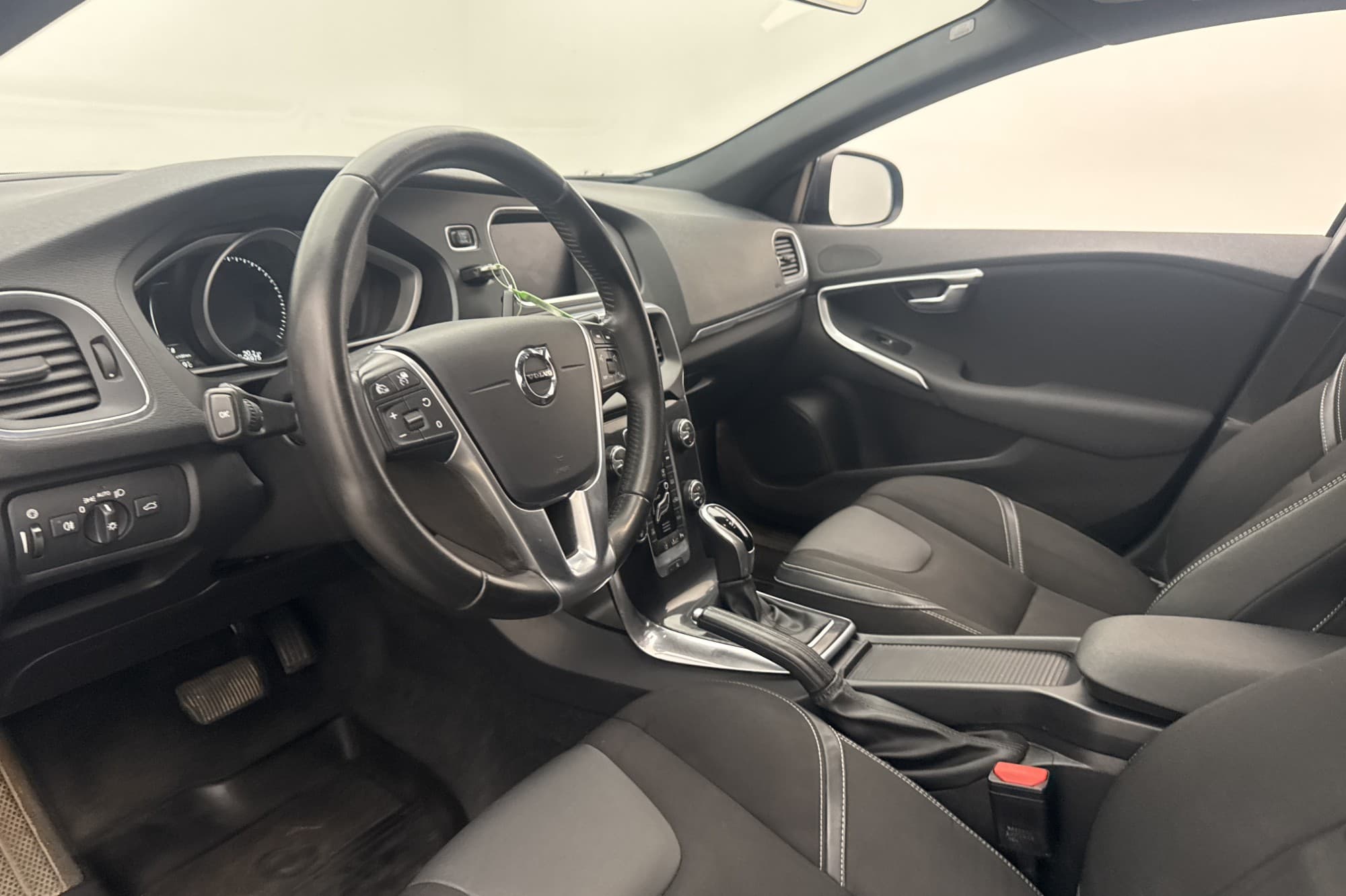 Volvo V40 T3 152hk Momentum VOC Värm P-Sensorer Adaptiv-fart