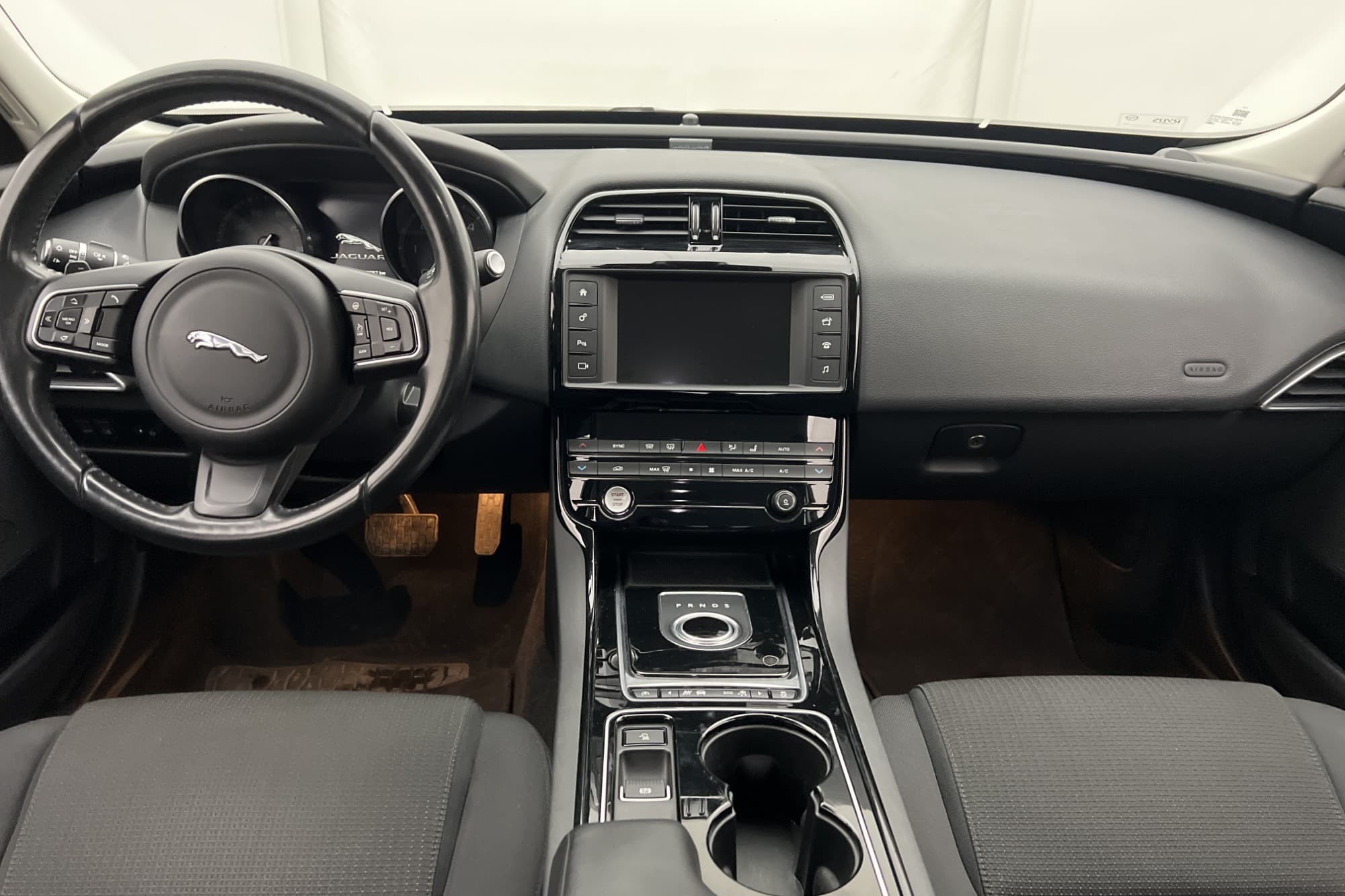Jaguar XE E-Performance 163hk Kamera Rattvärme Elstolar