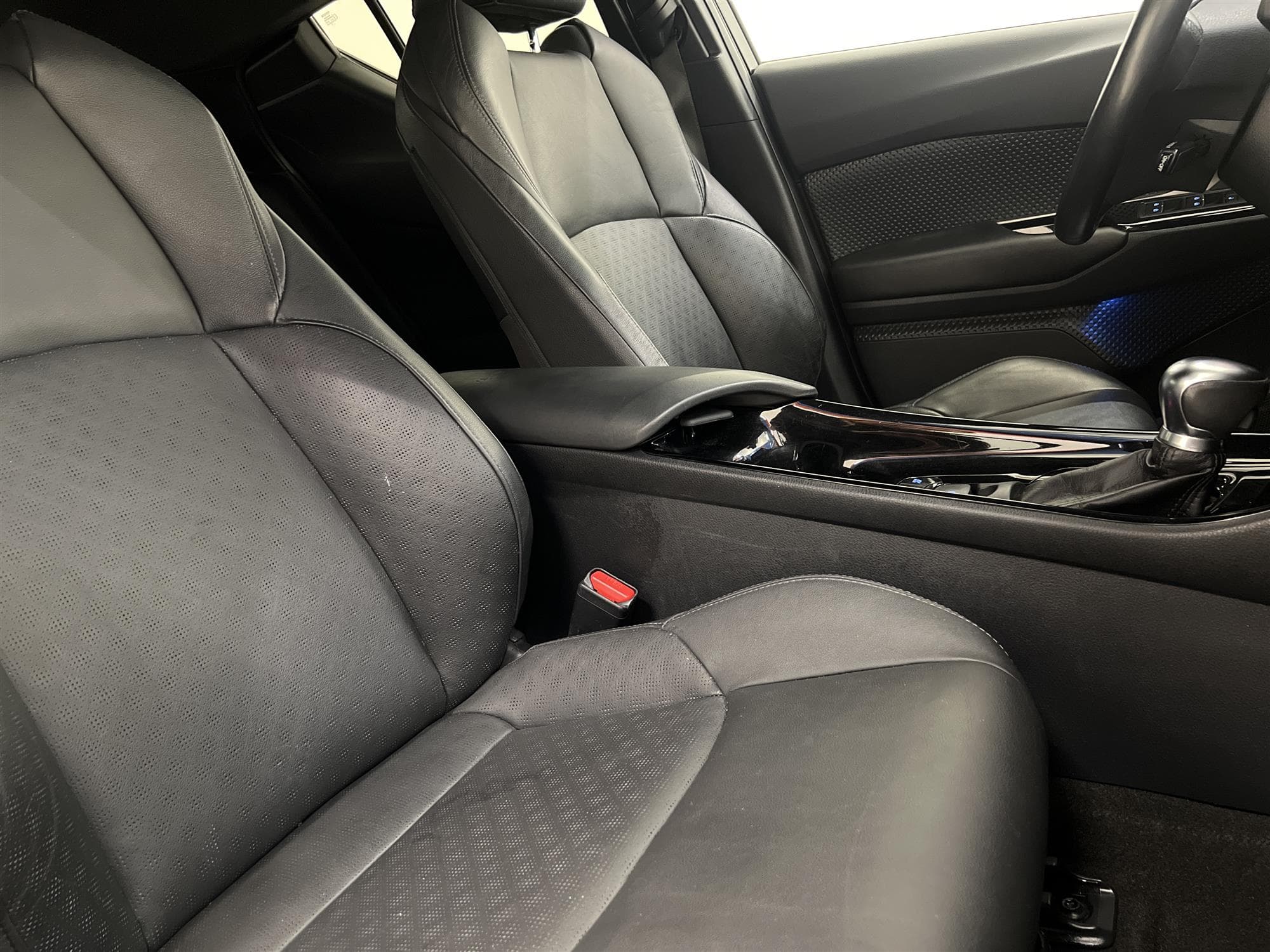 Toyota C-HR Hybrid 122hk JBL B-Kamera Svart Innertak Keyless