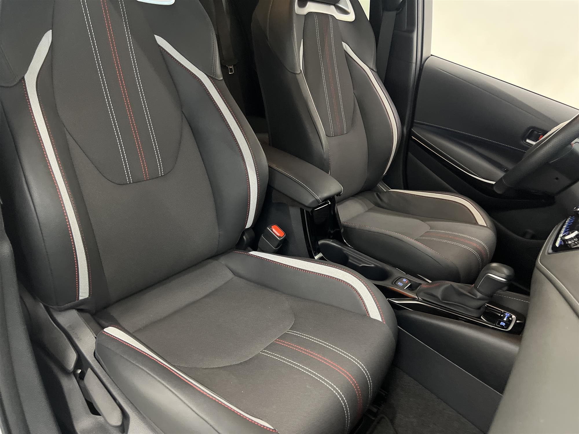 Toyota Corolla Hybrid e-CVT 122hk GR Sports Navi B-Kam