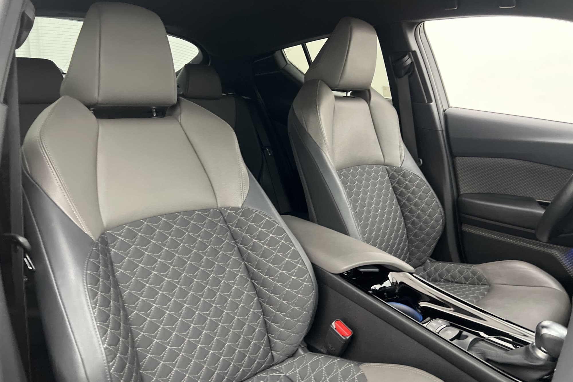 Toyota C-HR Hybrid 184hk Launch Edition JBL Kamera Bi-Tone