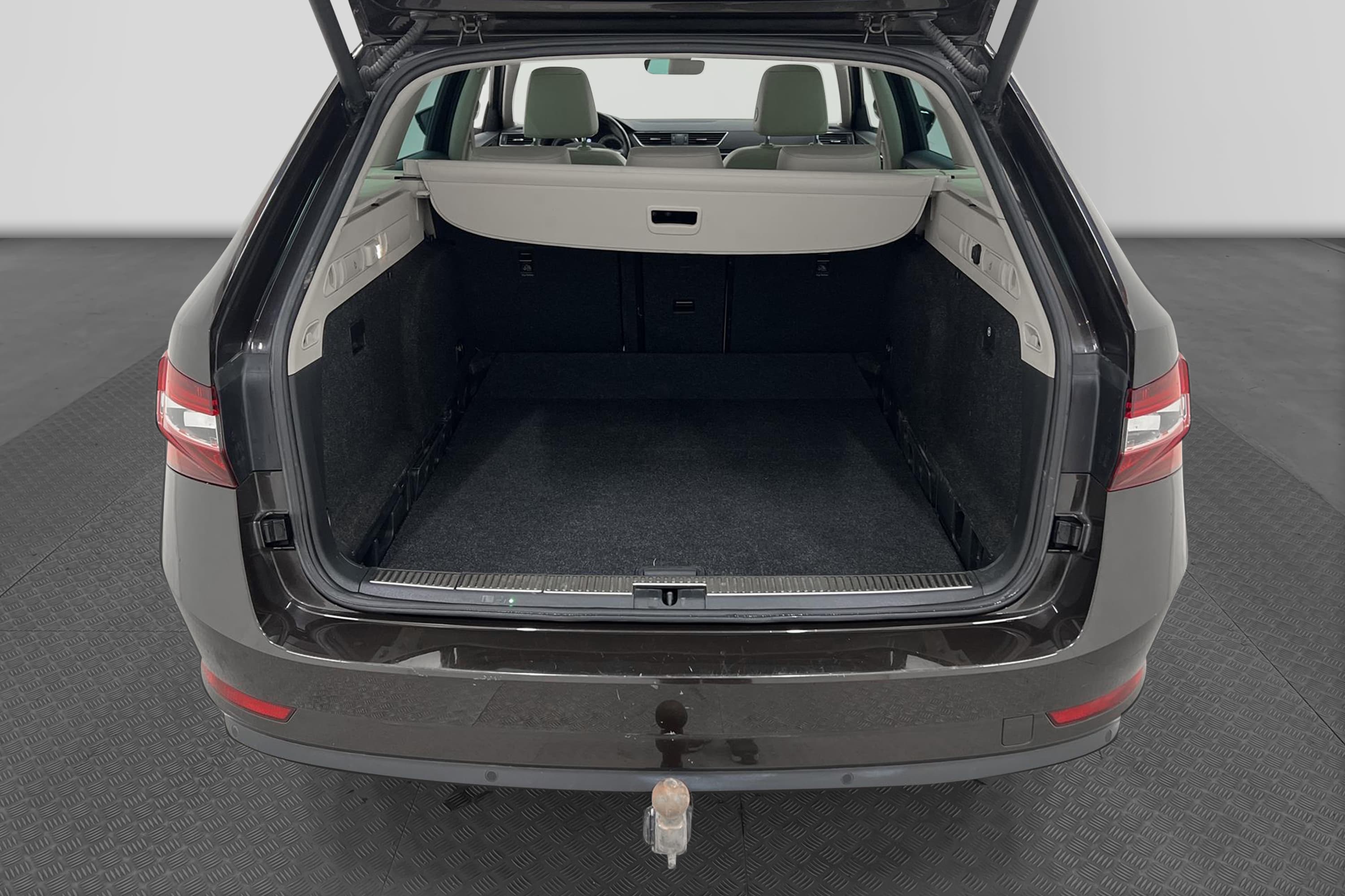 Skoda Superb Kombi 2.0 TDI 4x4 190hk L&K Värmare Pano Drag