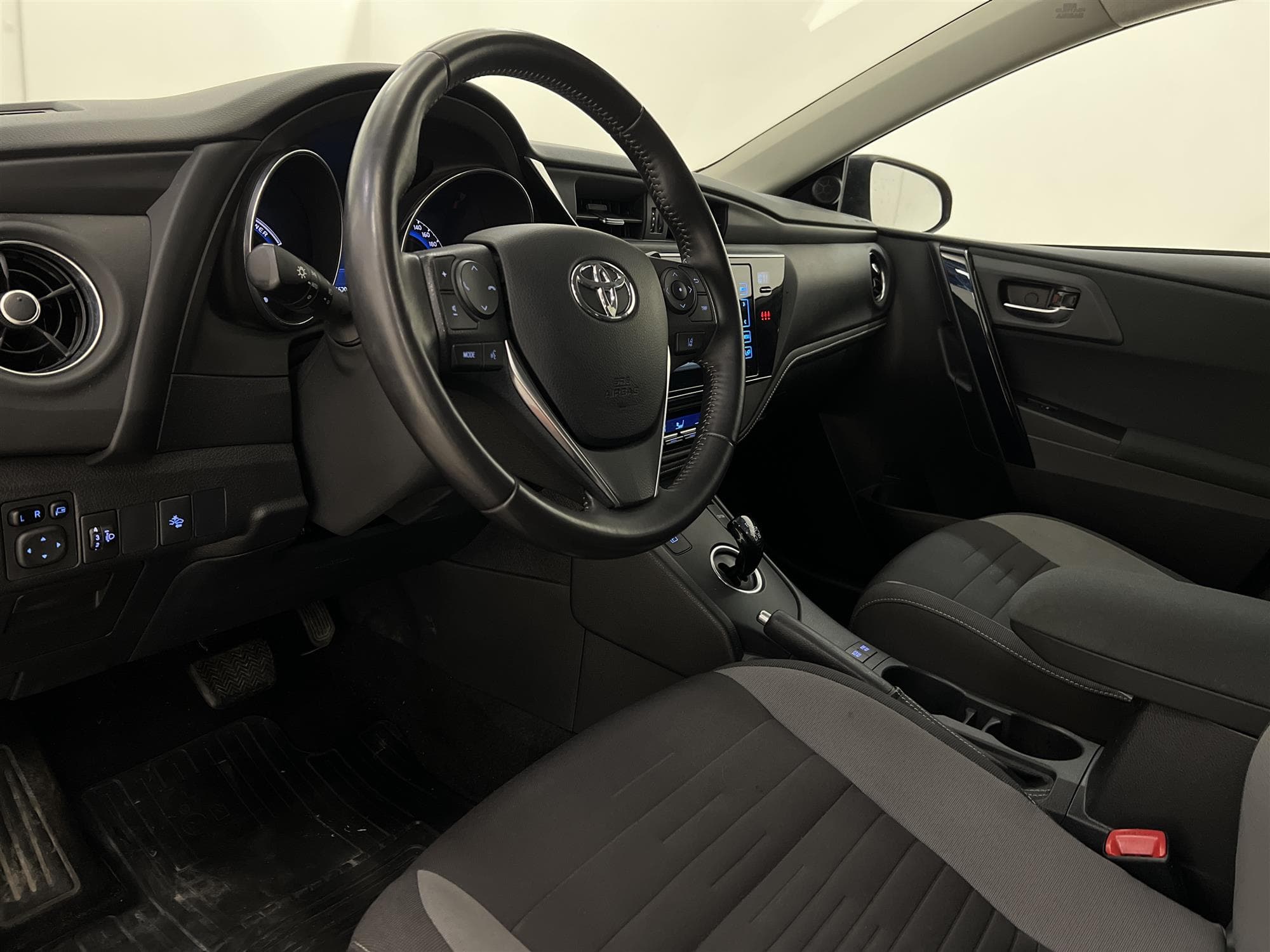Toyota  Auris Hybrid e-CVT 136hk   B-Kam Låg Skatt 0,39L/mil