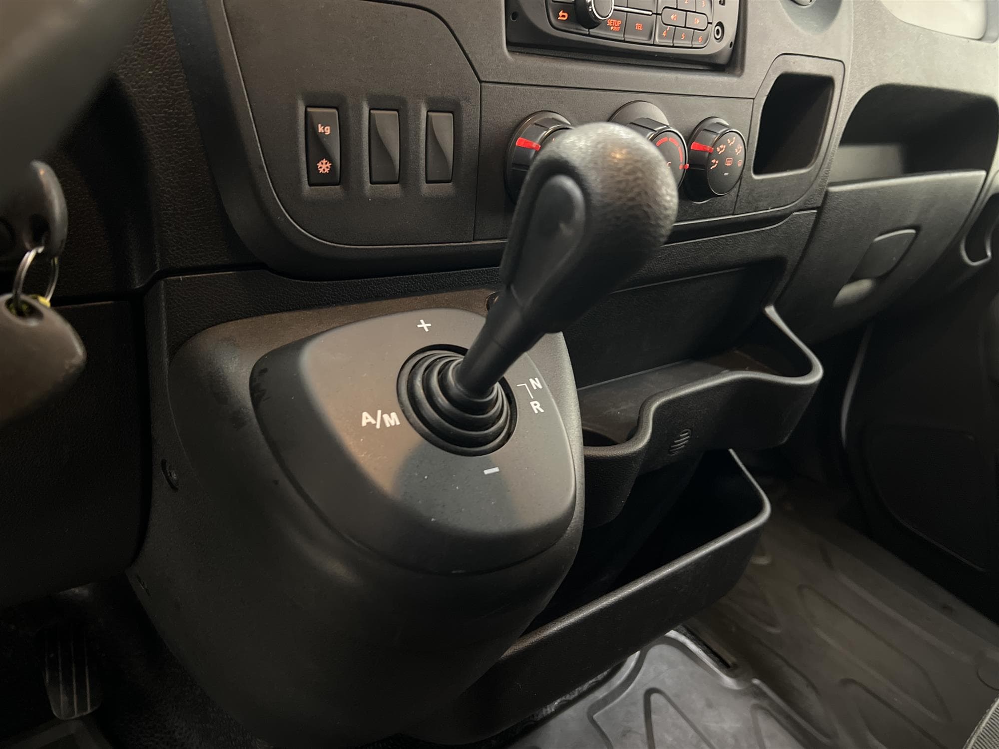 Renault Master 2.3 dCi Automat Volymskåp Bakgavel Moms interiör