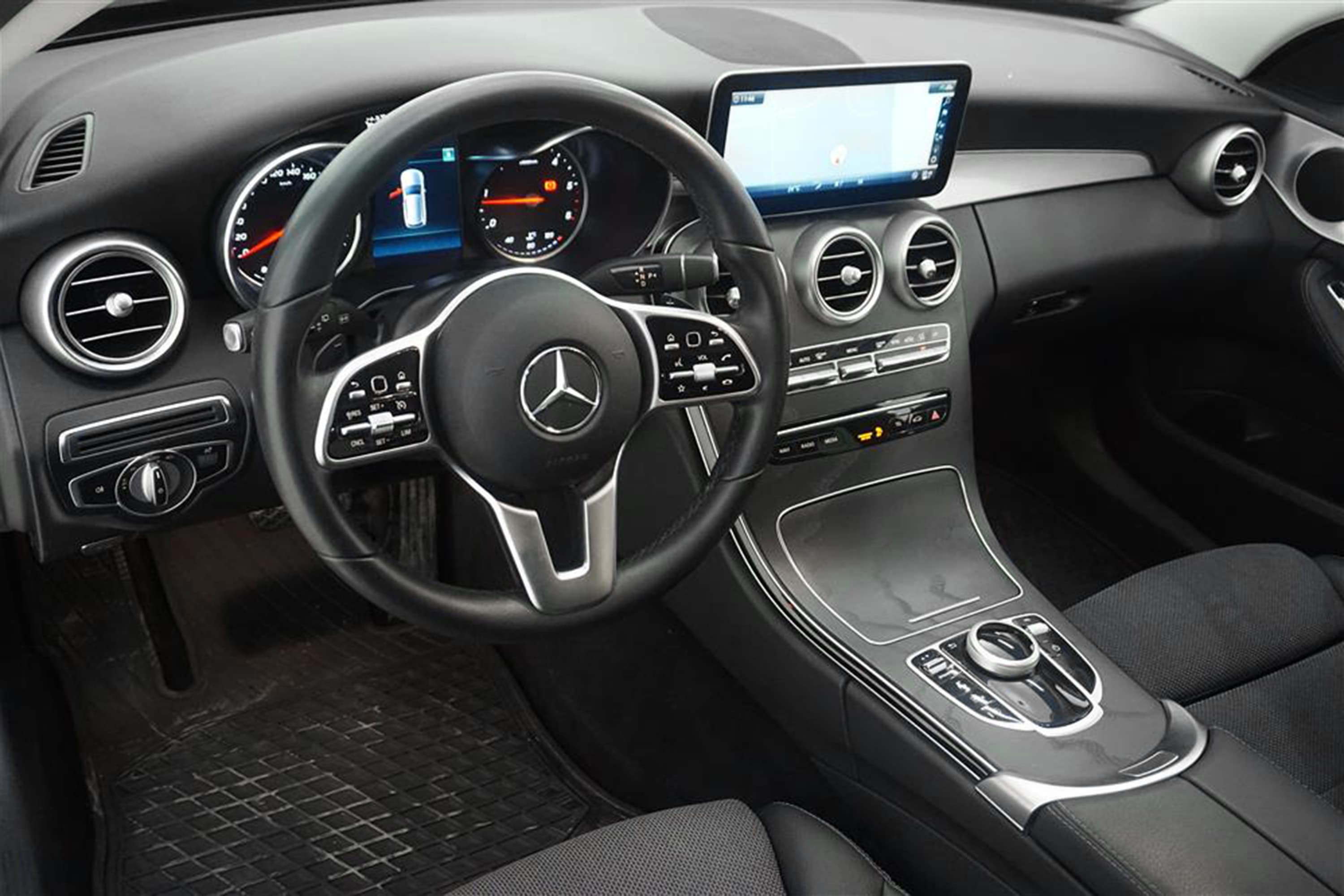 Mercedes-Benz C 220d Avantgarde Kamera Keyless Navi Drag interiör