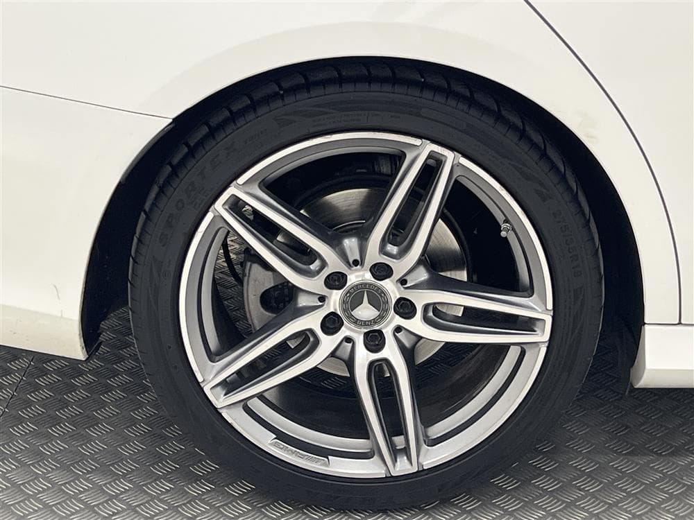Mercedes-Benz E 220d 194hk AMG Pano Burmester B-Kam GPS Draginteriör