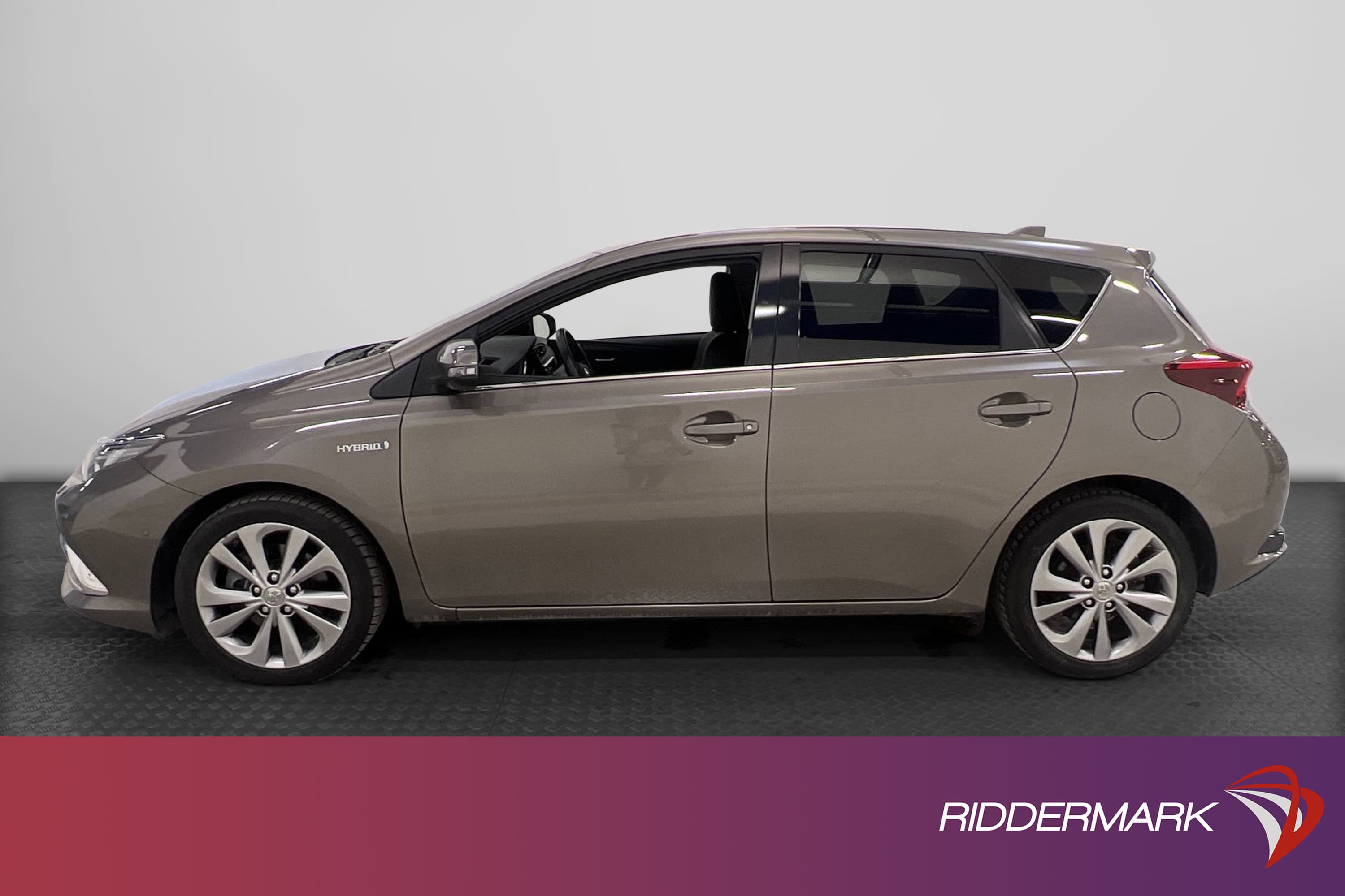 Toyota Auris Hybrid e-CVT 136hk