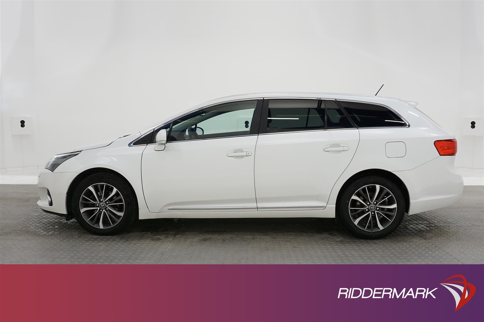 Toyota Avensis Kombi  2.0 152hk Navi B-Kamera Låg Skatt 