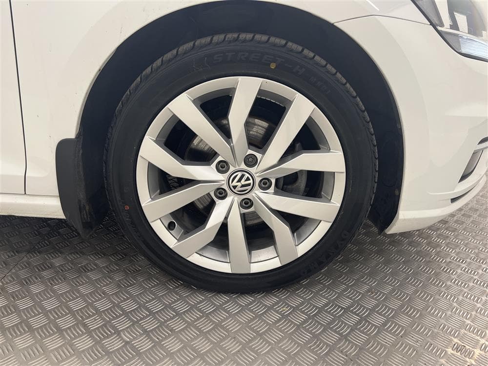 Volkswagen Golf 2.0 TDI 150hk Automat D-Värmare Faceliftinteriör