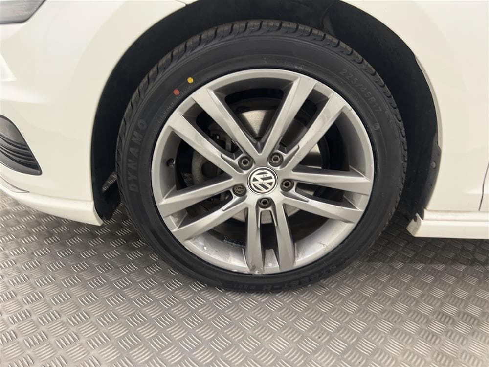 Volkswagen Golf 150hk Full R-Line Pluspaket Backkamera Draginteriör