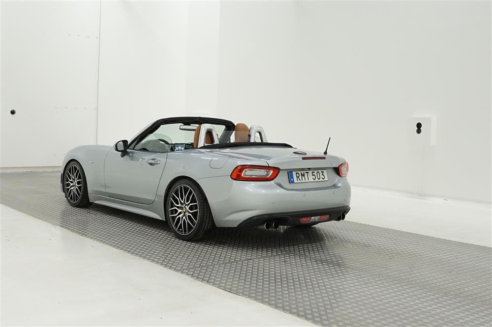 Fiat 124 Spider 1.4 "Abarth" Navi Skinn B-kameraexteriör