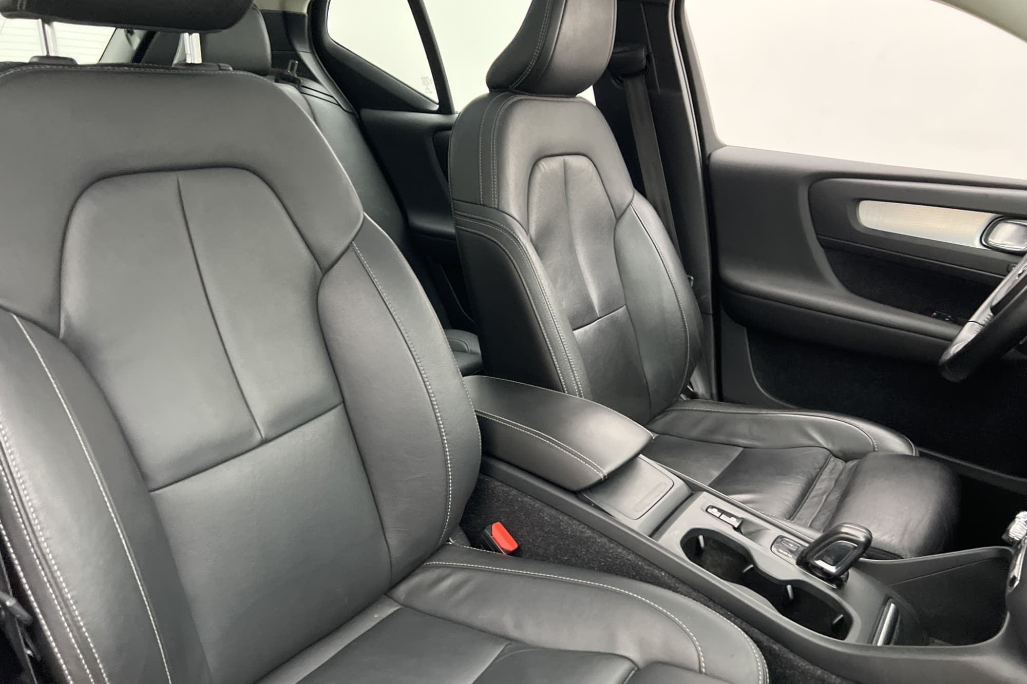 Volvo XC40 D4 AWD Momentum VOC Pano H/K Värmare Kamera Skinn