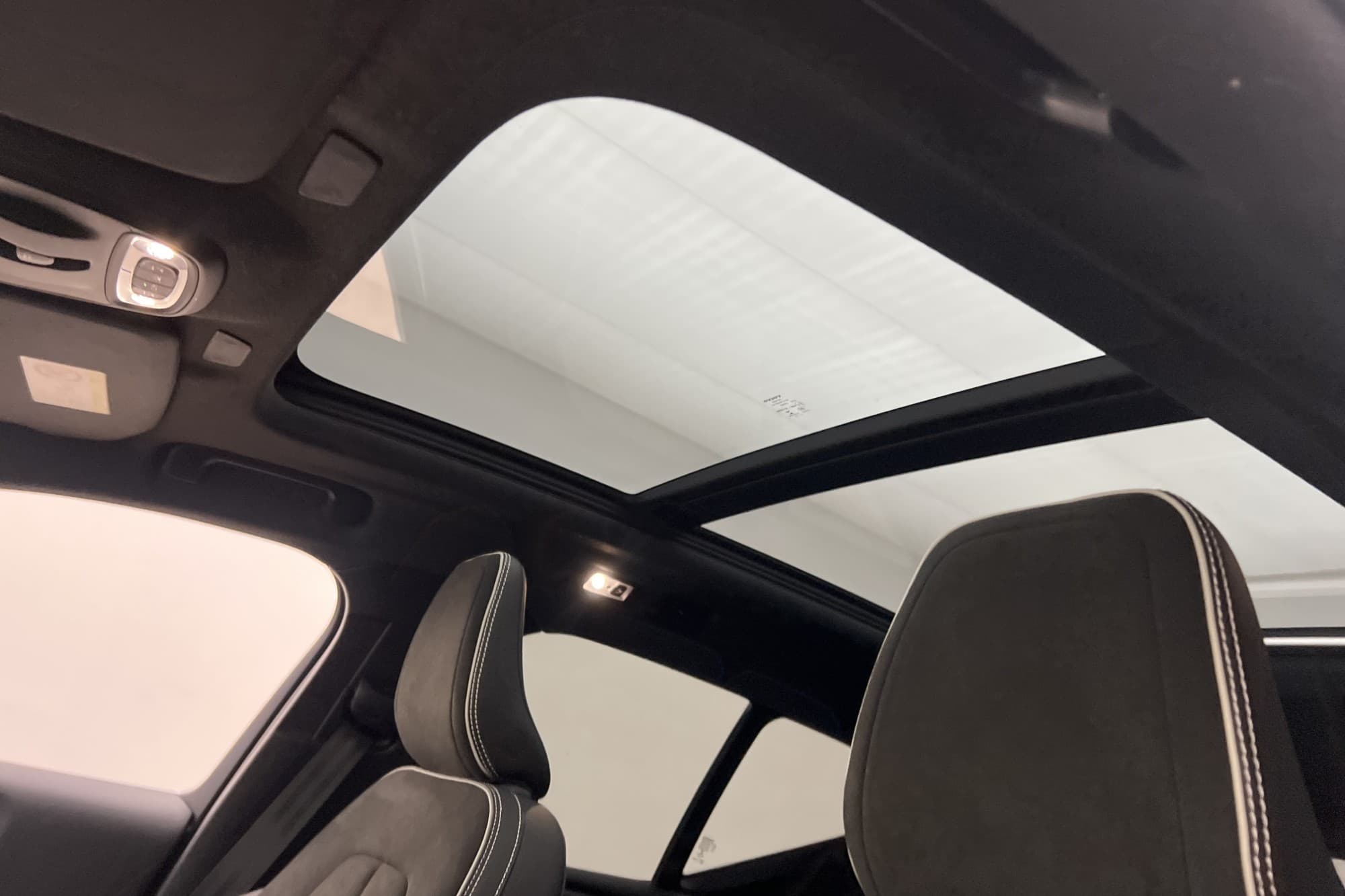 Volvo XC40 T4 R-Design Pano VOC Värmare Navi Sensorer Elstol