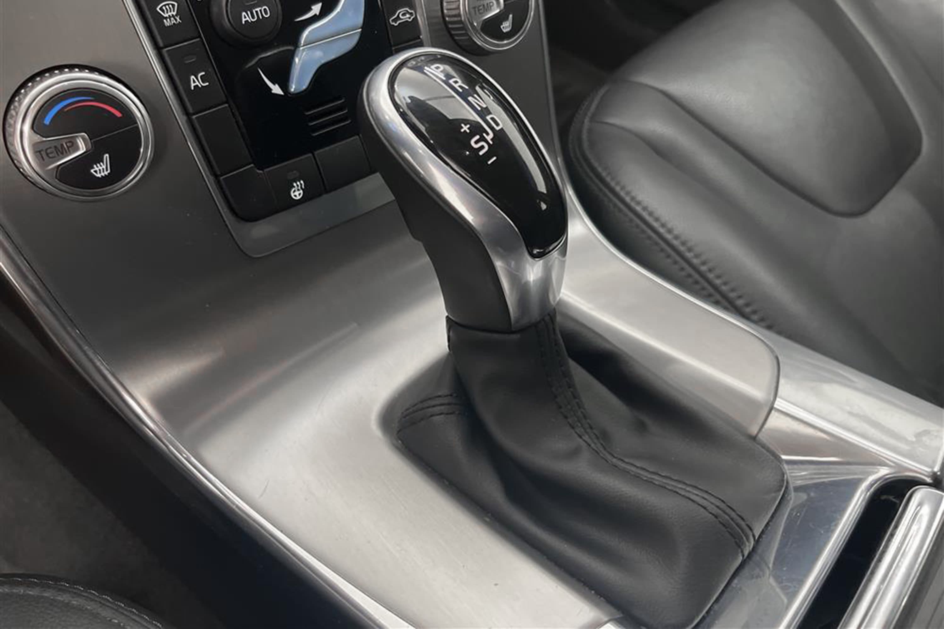 Volvo V60 D4 AWD 181hk Summum D-Värm Skinn Välservadinteriör
