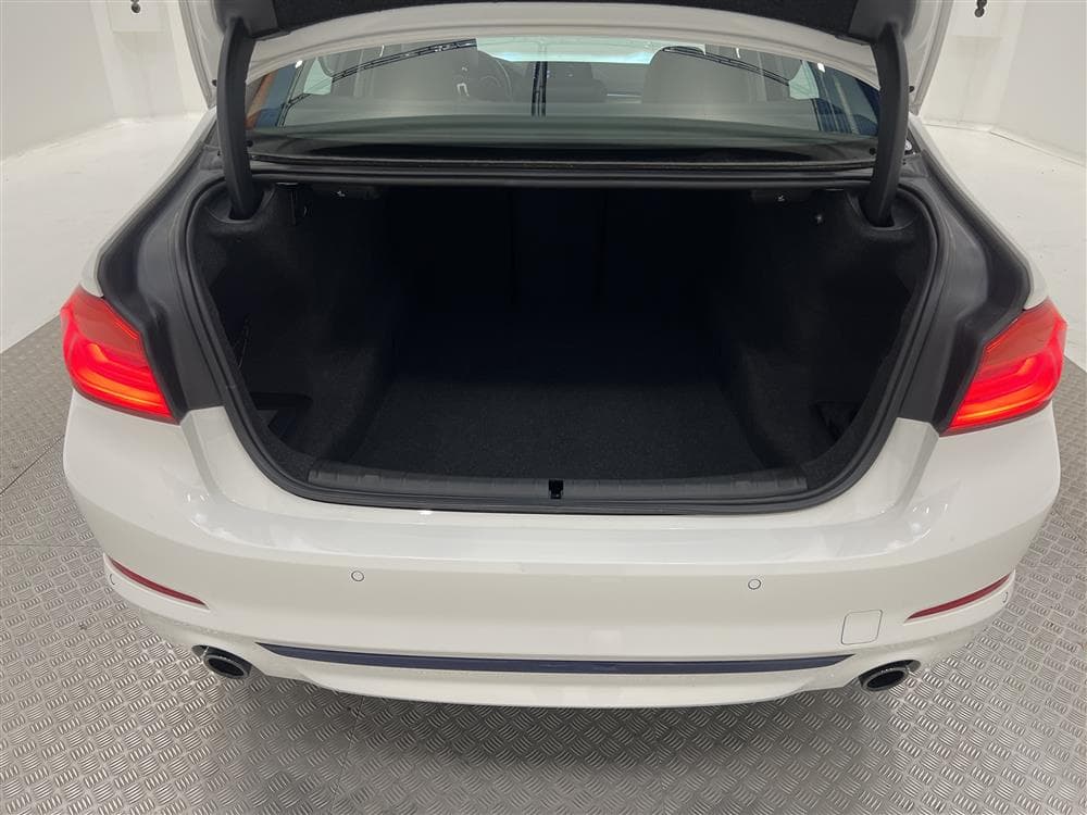 BMW 520d xDrive 190hk Sportline Navi B-kam LÅGSKATTinteriör