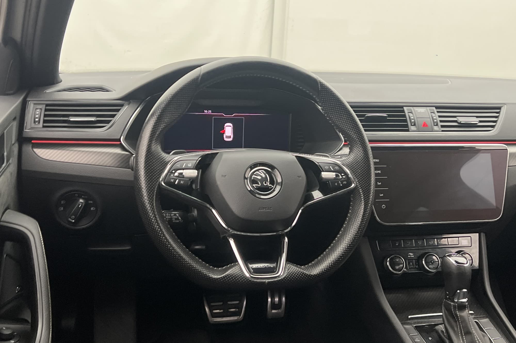 Skoda Superb iV Plug-in 218hk Sportline Drag Canton Cockpit