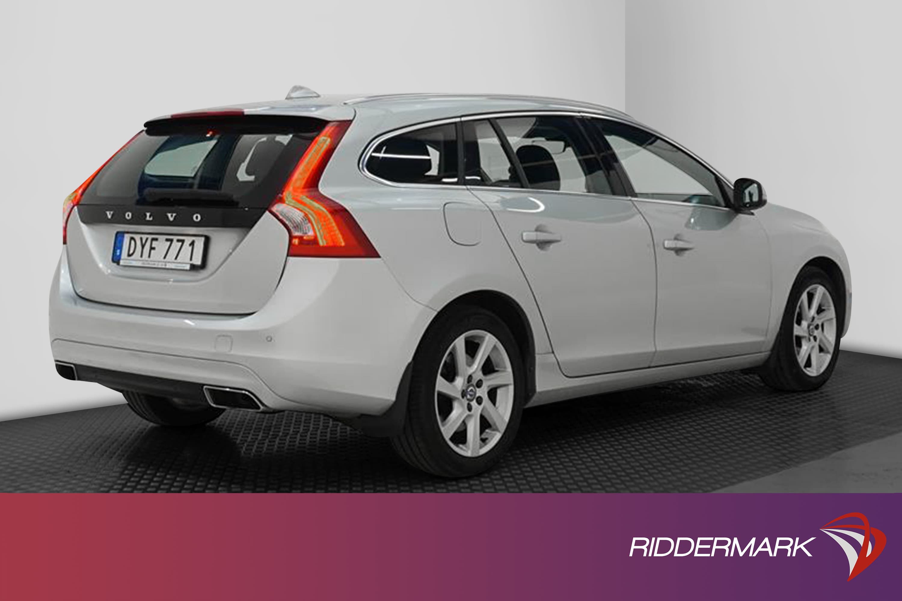 Volvo V60 D4 AWD 181hk Summum D-Värm Skinn Välservadexteriör