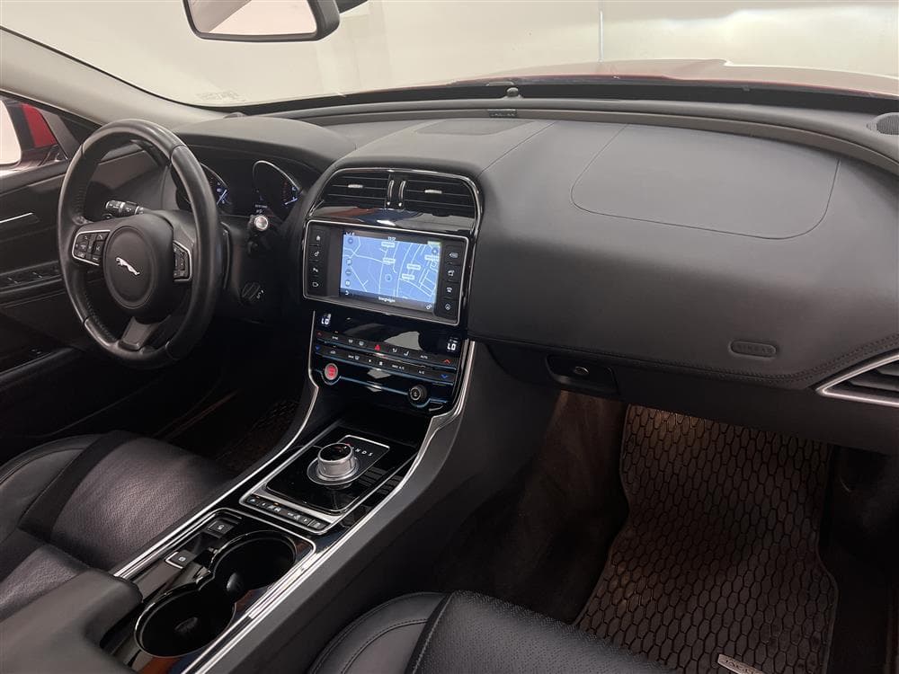 Jaguar XE 2.5T 240hk Navi B-kam Välservad Keyless 0,75l/milinteriör