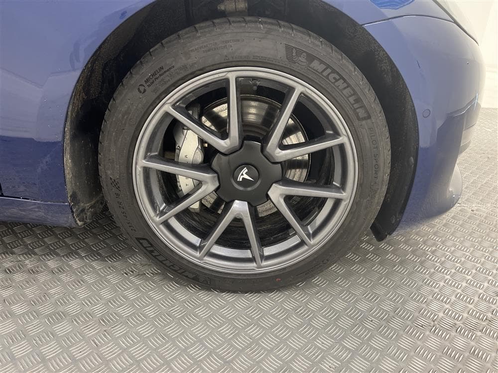 Tesla Model 3 Long Range AWD 440hk Drag Svensksåld Premiuminteriör
