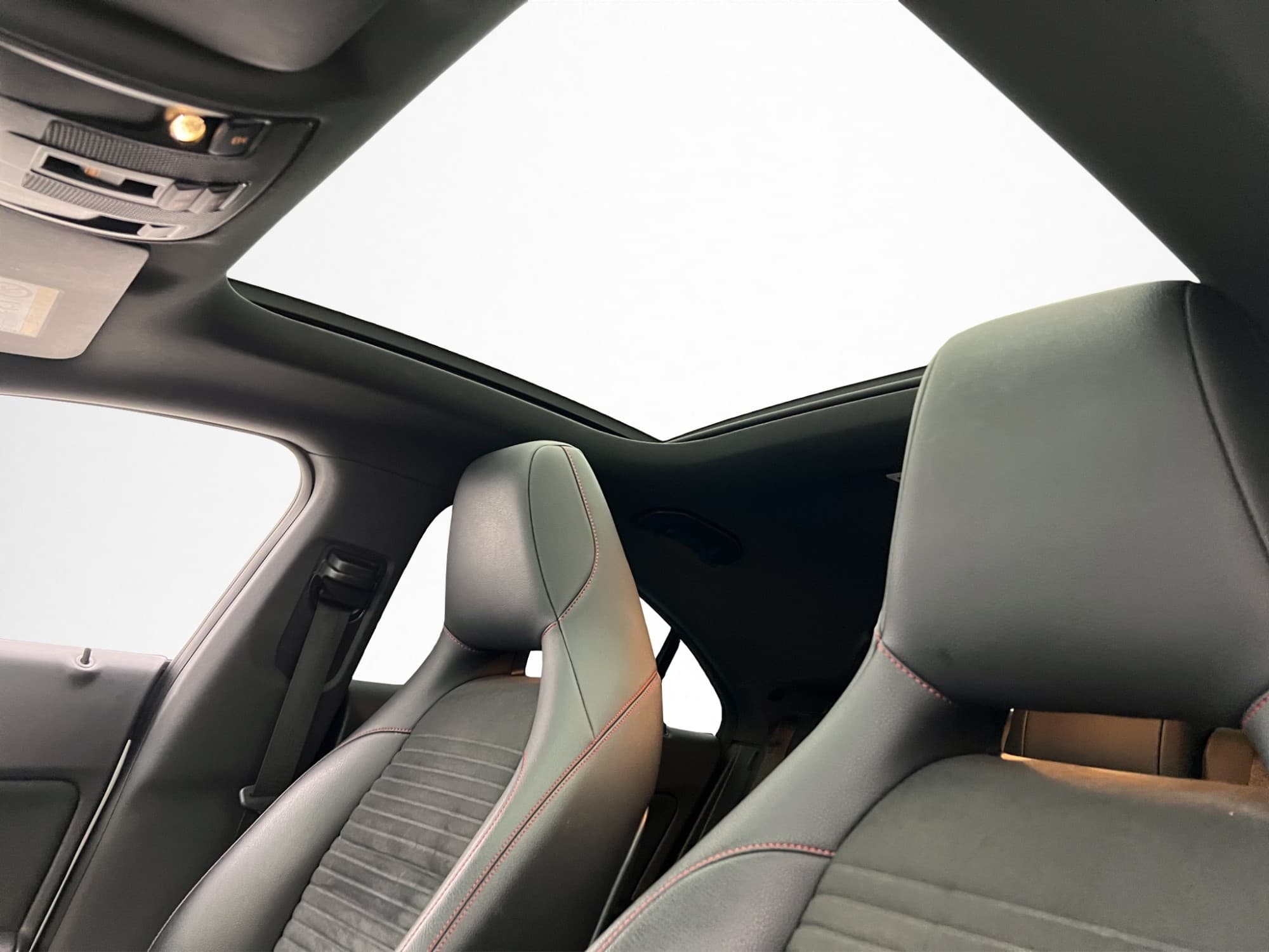 Mercedes-Benz CLA250 AMG Pano Kamera Keyless CarPlay LED