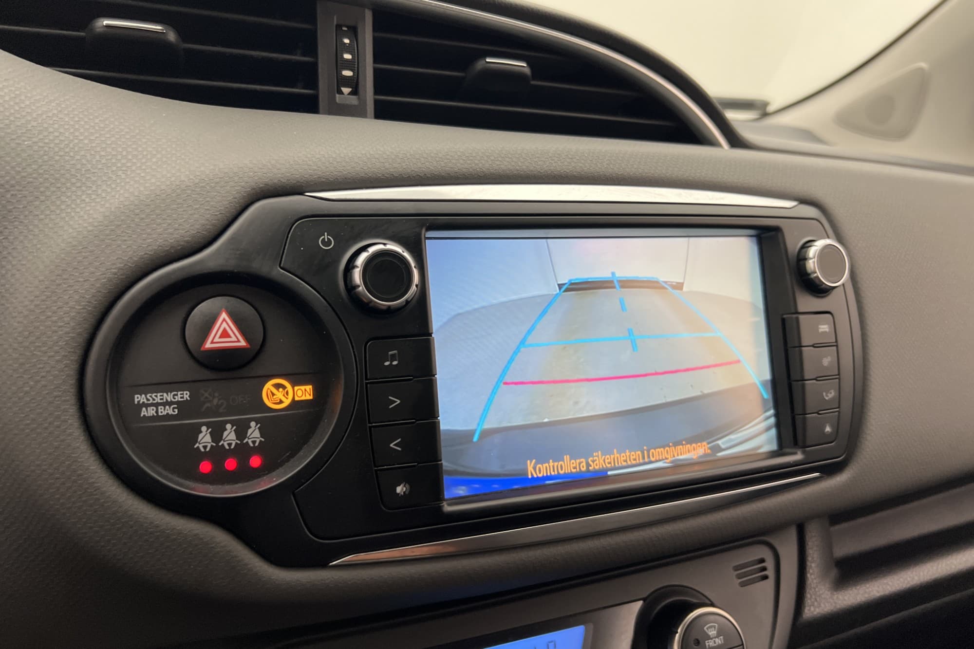 Toyota Yaris Hybrid e-CVT 101hk Active Kamera Navi 1-brukare