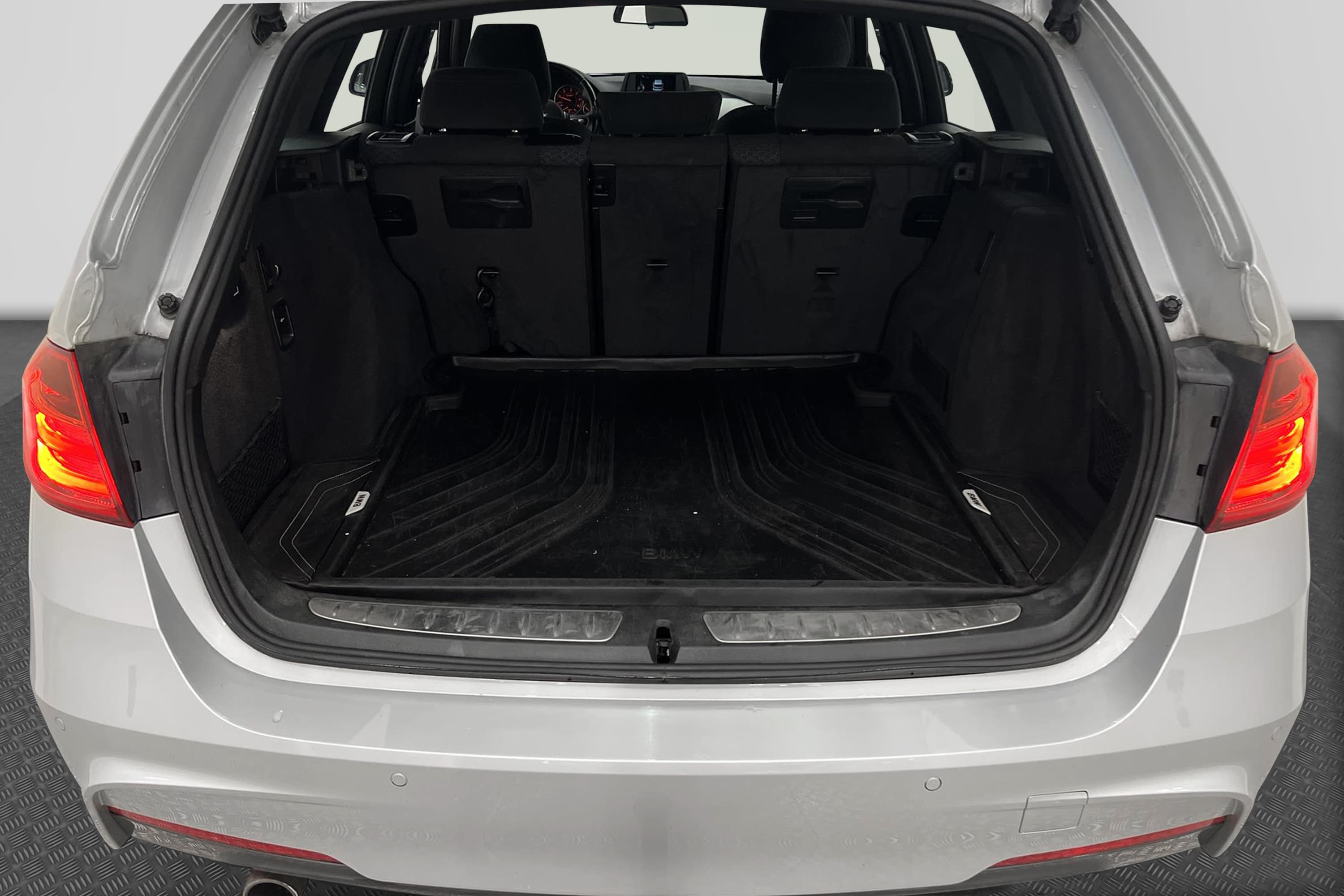 BMW 318d xDrive Touring 143hk M Sport 2 Brukare Hifi Drag