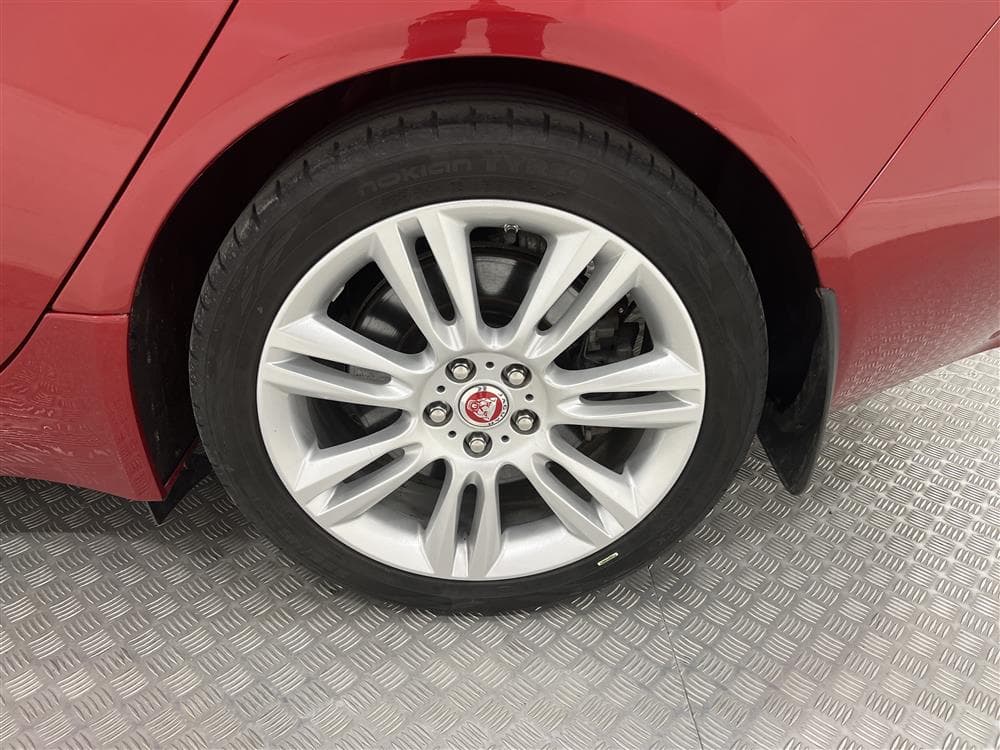 Jaguar XE 2.5T 240hk Navi B-kam Välservad Keyless 0,75l/milinteriör