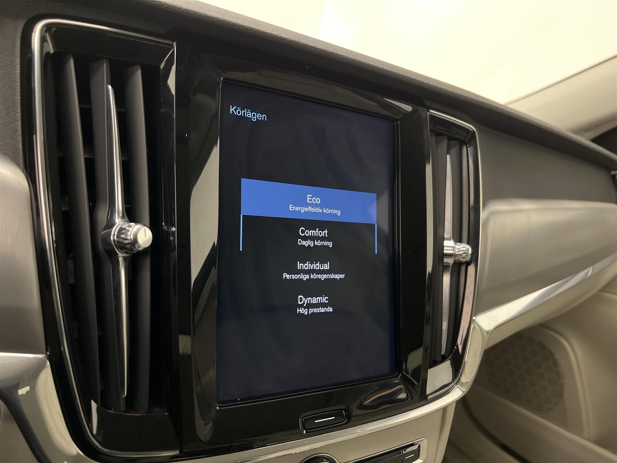 Volvo V90 D3 AWD 150hk Momentum Advanced VOC D-Värm Drag