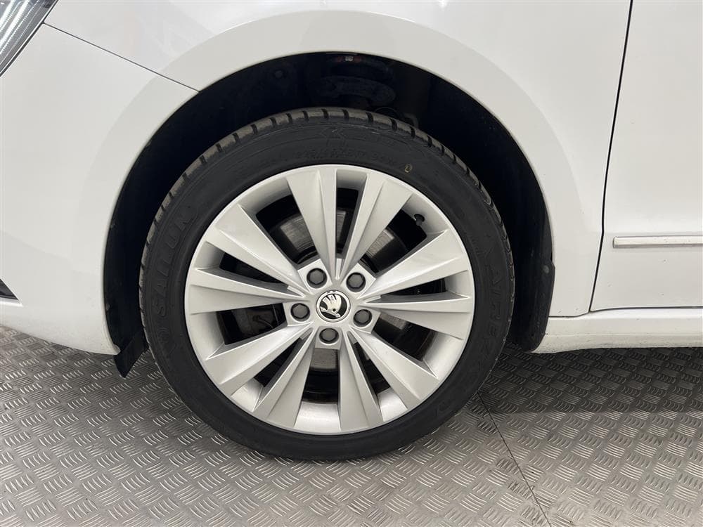 Skoda Superb 2.0 TDI 170hk Värmare Navi Drag 0,54l/milinteriör