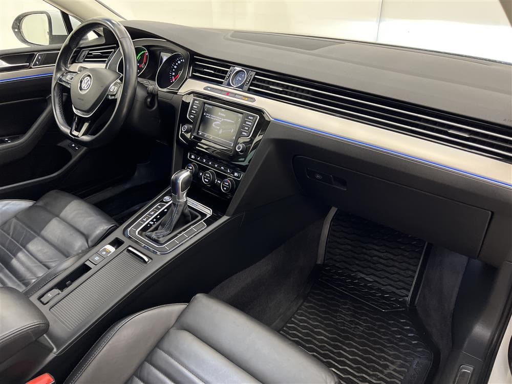 Volkswagen Passat GTE 218hk Executive Business Drag Skinninteriör