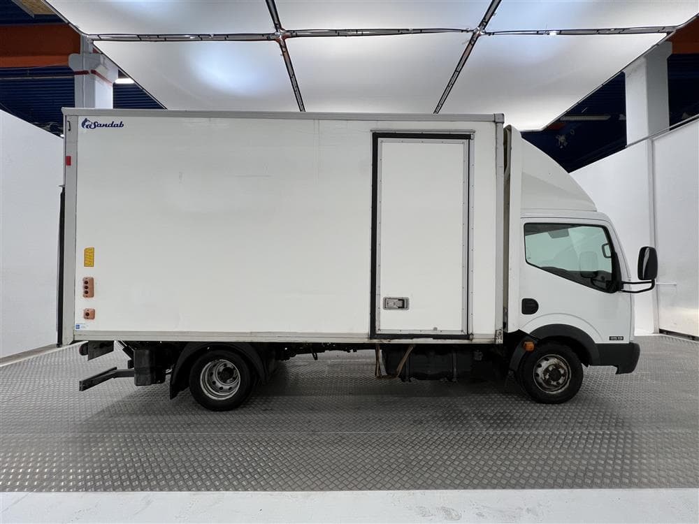 Nissan Cabstar F24 2.5 Bakgavellyft Sidodörr Moms 