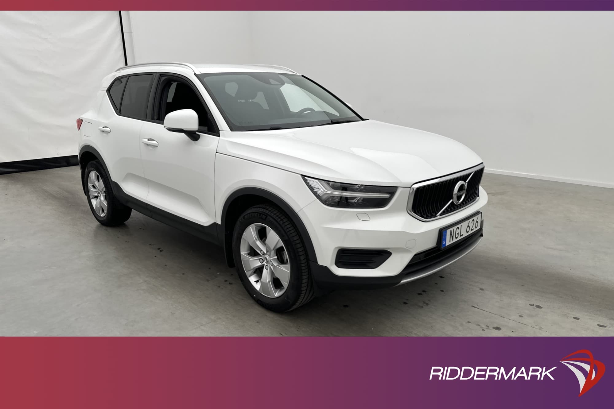 Volvo XC40 T3 156hk Momentum VOC Drag CarPlay Värm Sensorer