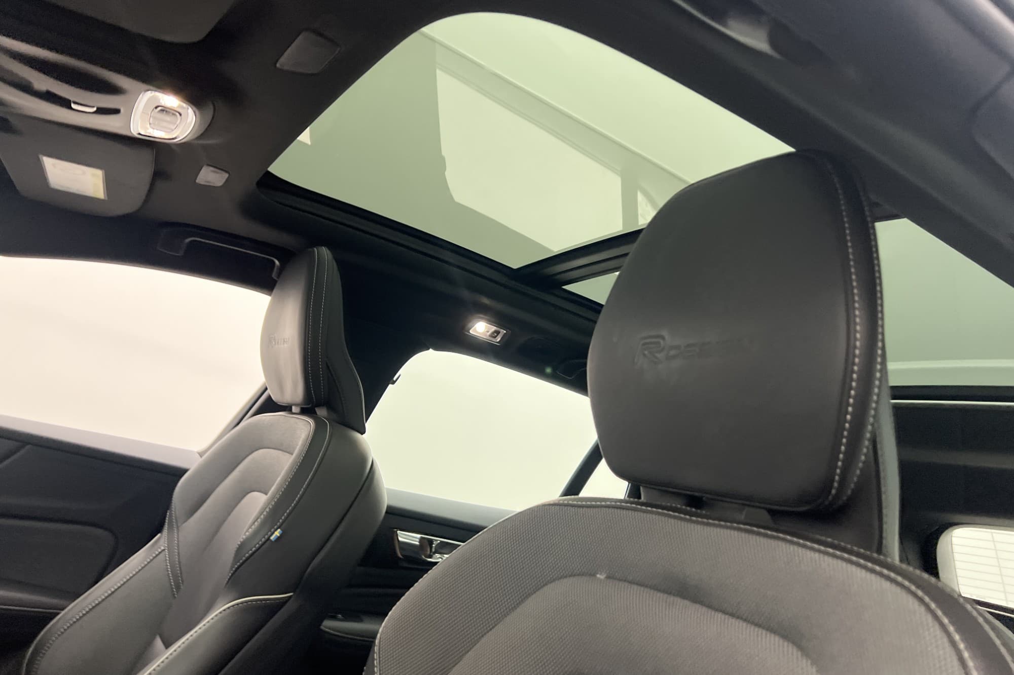 Volvo V60 T8 AWD 392hk R-Design VOC Pano Värm CarPlay Drag