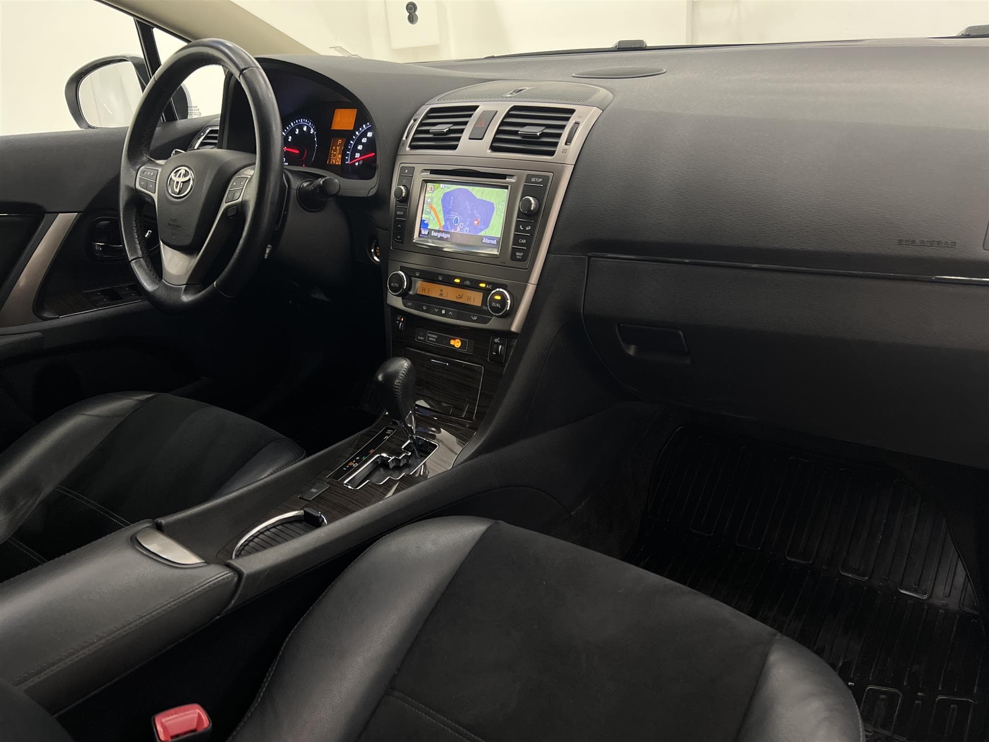 Toyota Avensis Kombi  2.0 152hk Navi B-Kamera Låg Skatt 