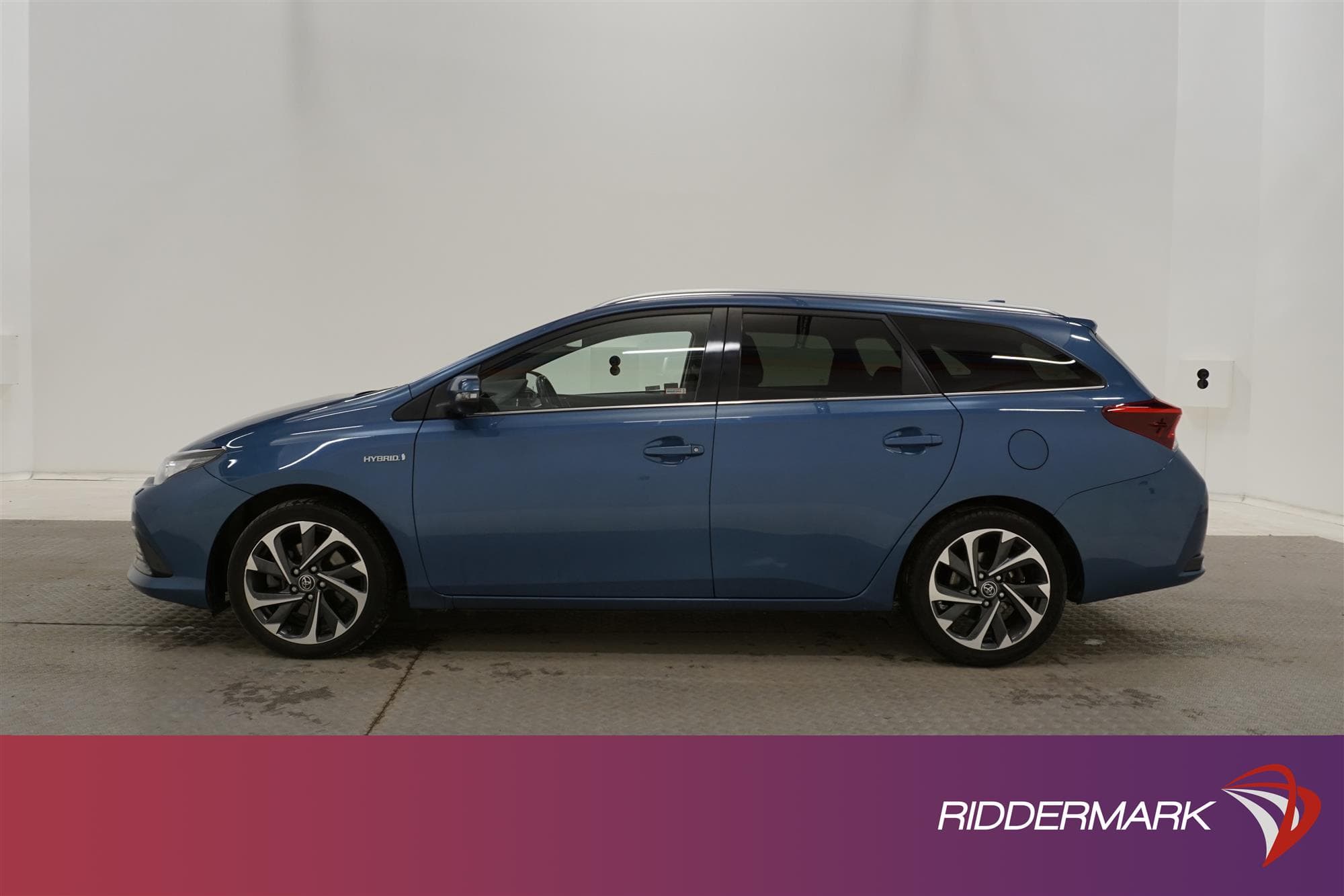 Toyota Auris Hybrid e-CVT 136hk