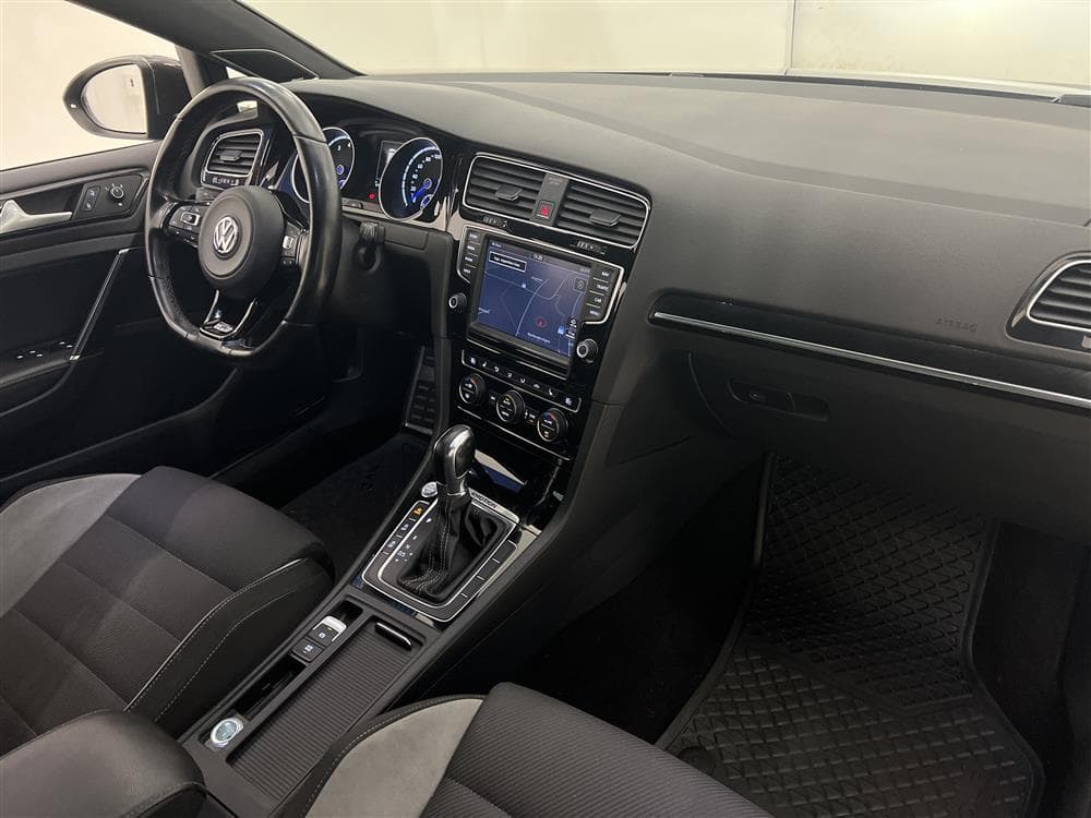 Volkswagen Golf 2.0 TSI R 4Motion 300hk Dynaudio Navigationinteriör