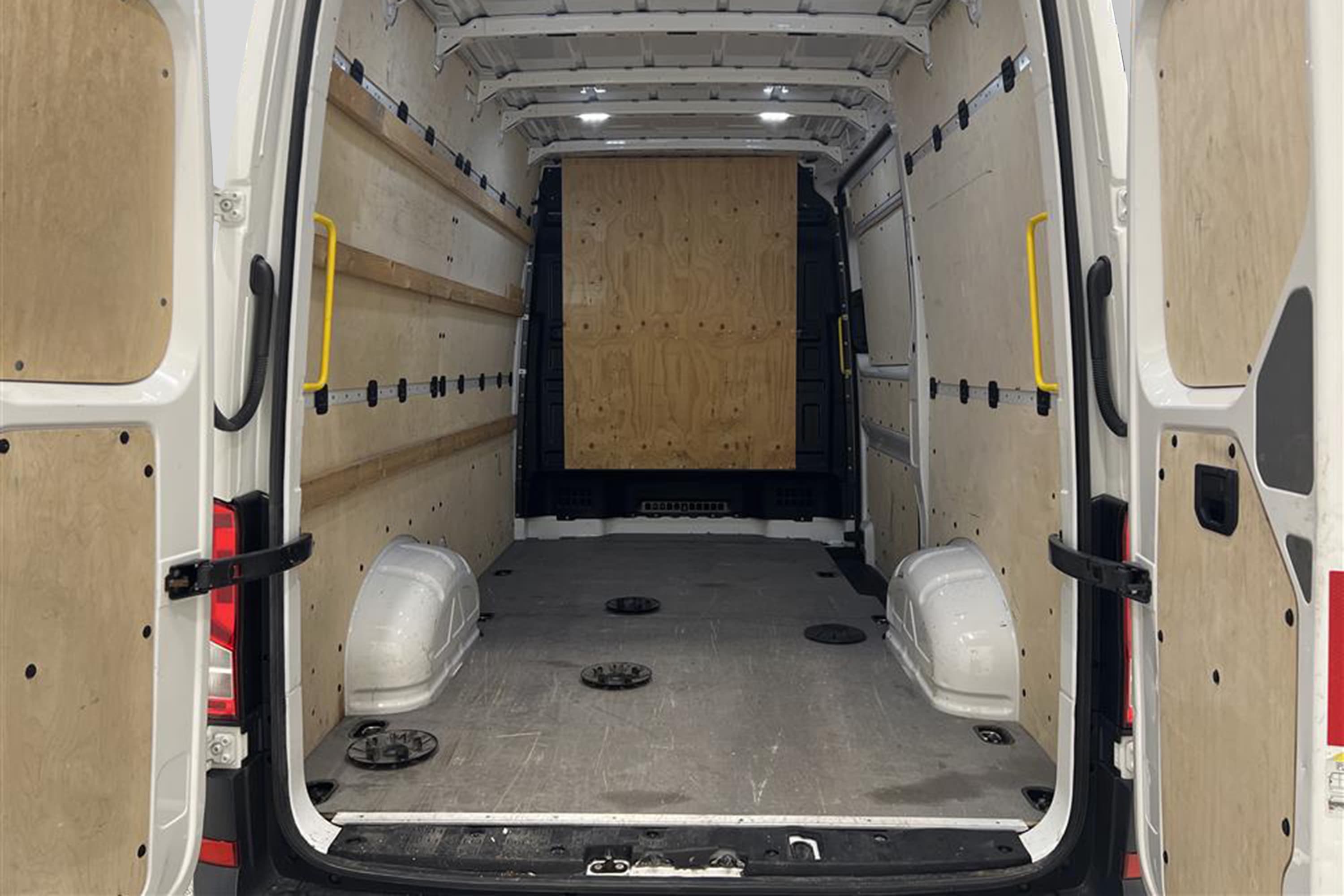 Volkswagen Crafter 2.0TDI Automat 177hk L2H2 Värmare Moms interiör