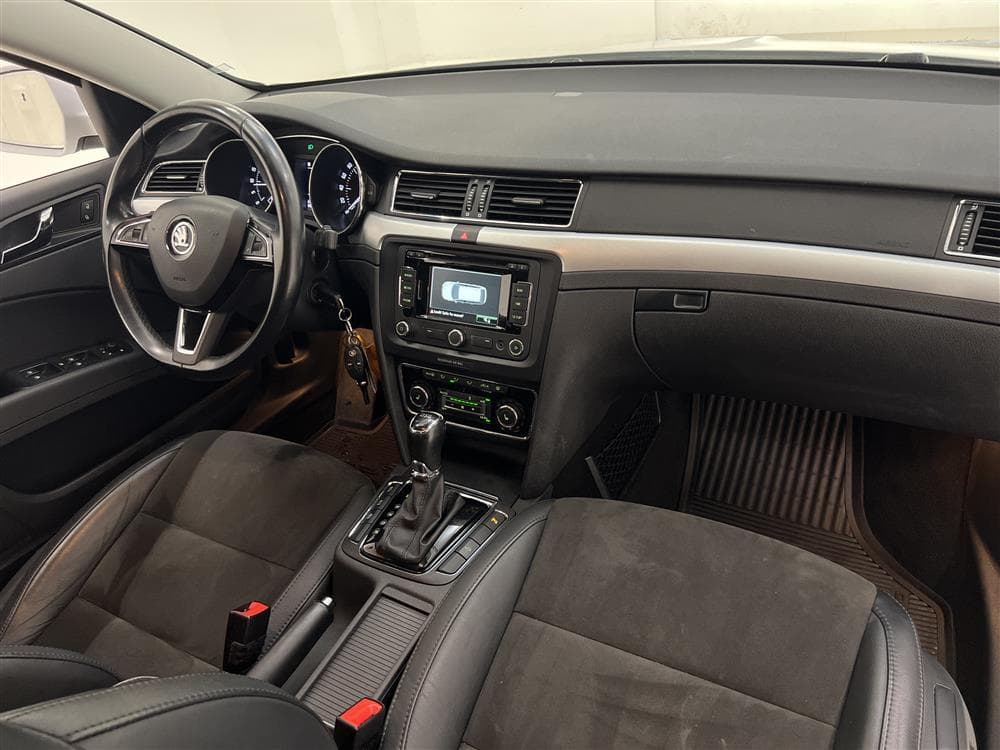 Skoda Superb 2.0 TDI 170hk Värmare Navi Drag 0,54l/milinteriör