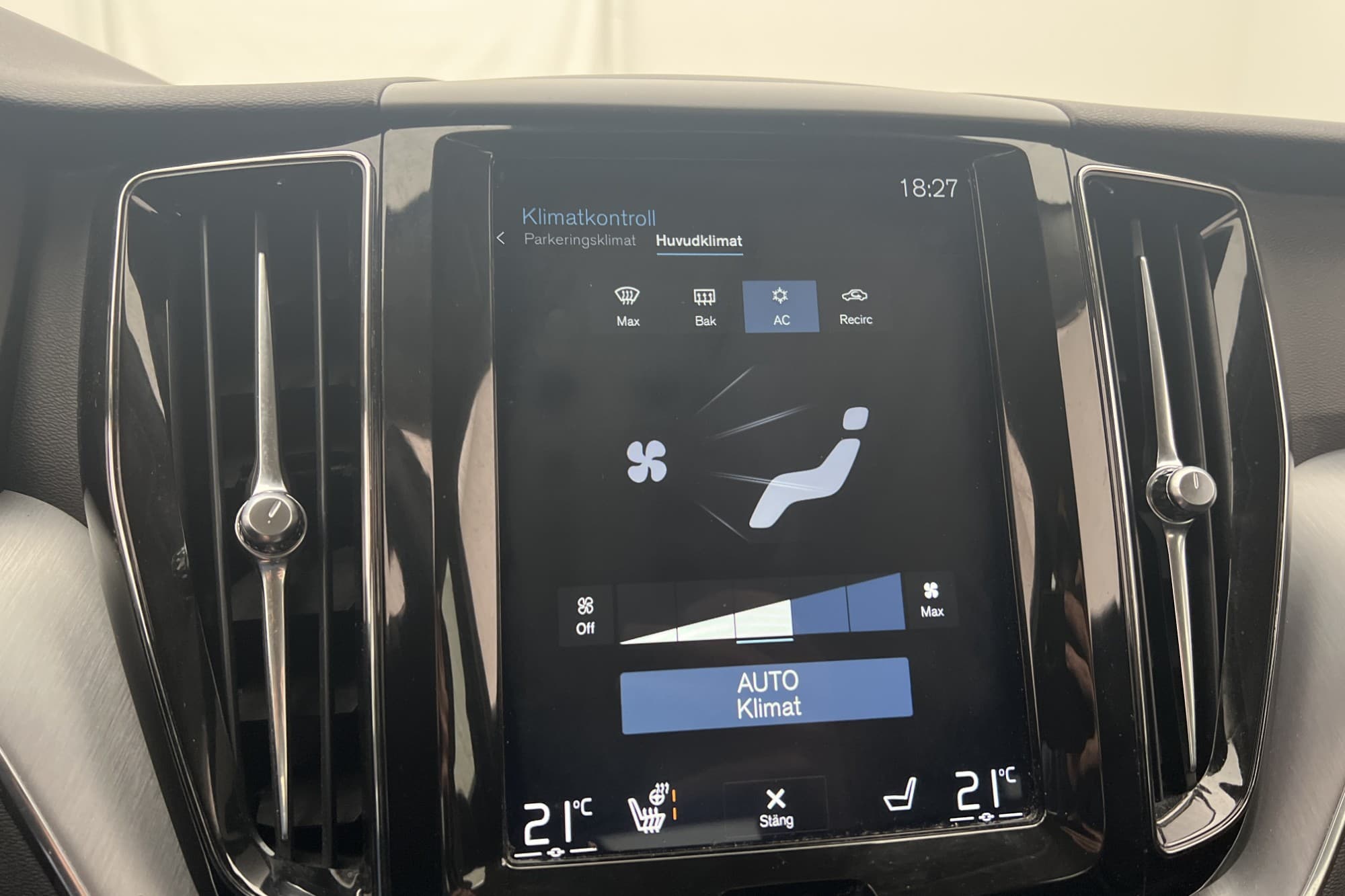 Volvo XC60 D4 AWD Momentum VOC Värmare Halvskinn Sensorer