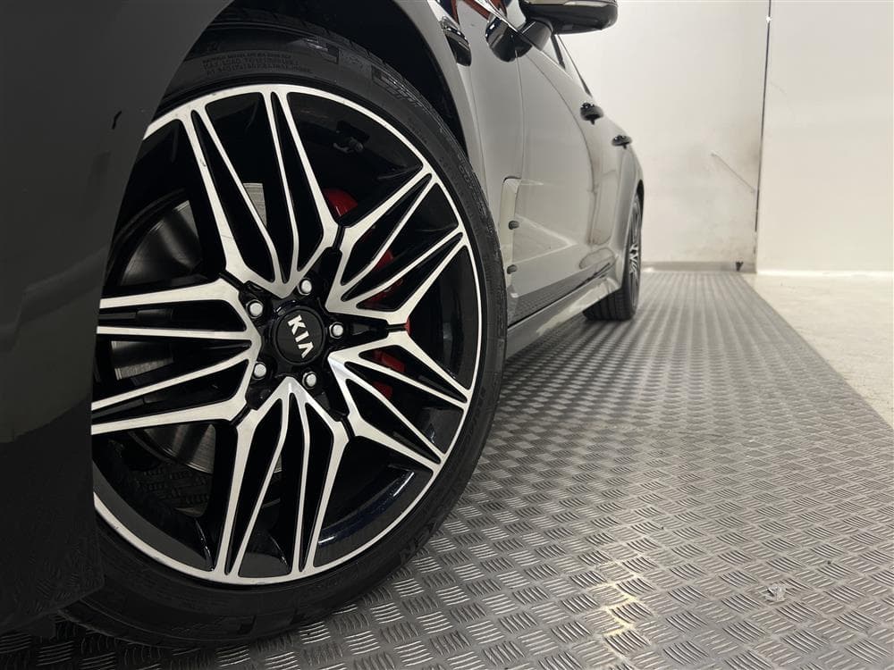 Kia Stinger GT 3.3 T-GDi AWD 370hk Pano H/K HUD 360° Naviinteriör